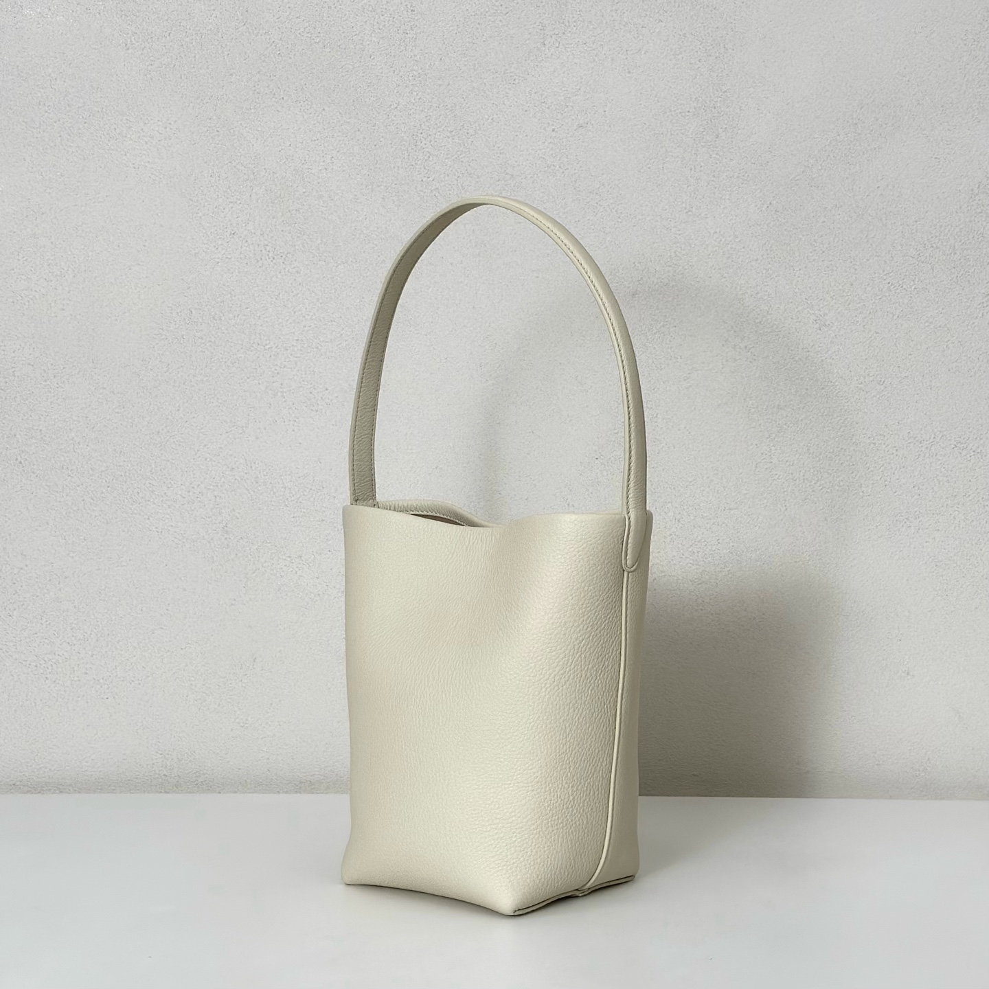 p600。Small N/S Park Tote 小号桶包（w1314）

颜色:象牙白

尺寸:长22cmX宽12cmX高25cm

大容量轻便手提包，简约而不张扬！包面采用粒面小牛皮材质，触感柔软极佳。