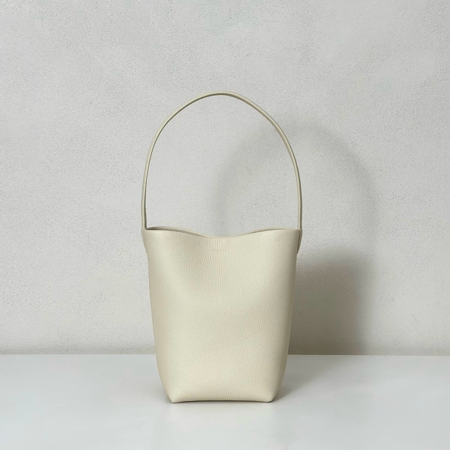 p600。Small N/S Park Tote 小号桶包（w1314）

颜色:象牙白

尺寸:长22cmX宽12cmX高25cm

大容量轻便手提包，简约而不张扬！包面采用粒面小牛皮材质，触感柔软极佳。