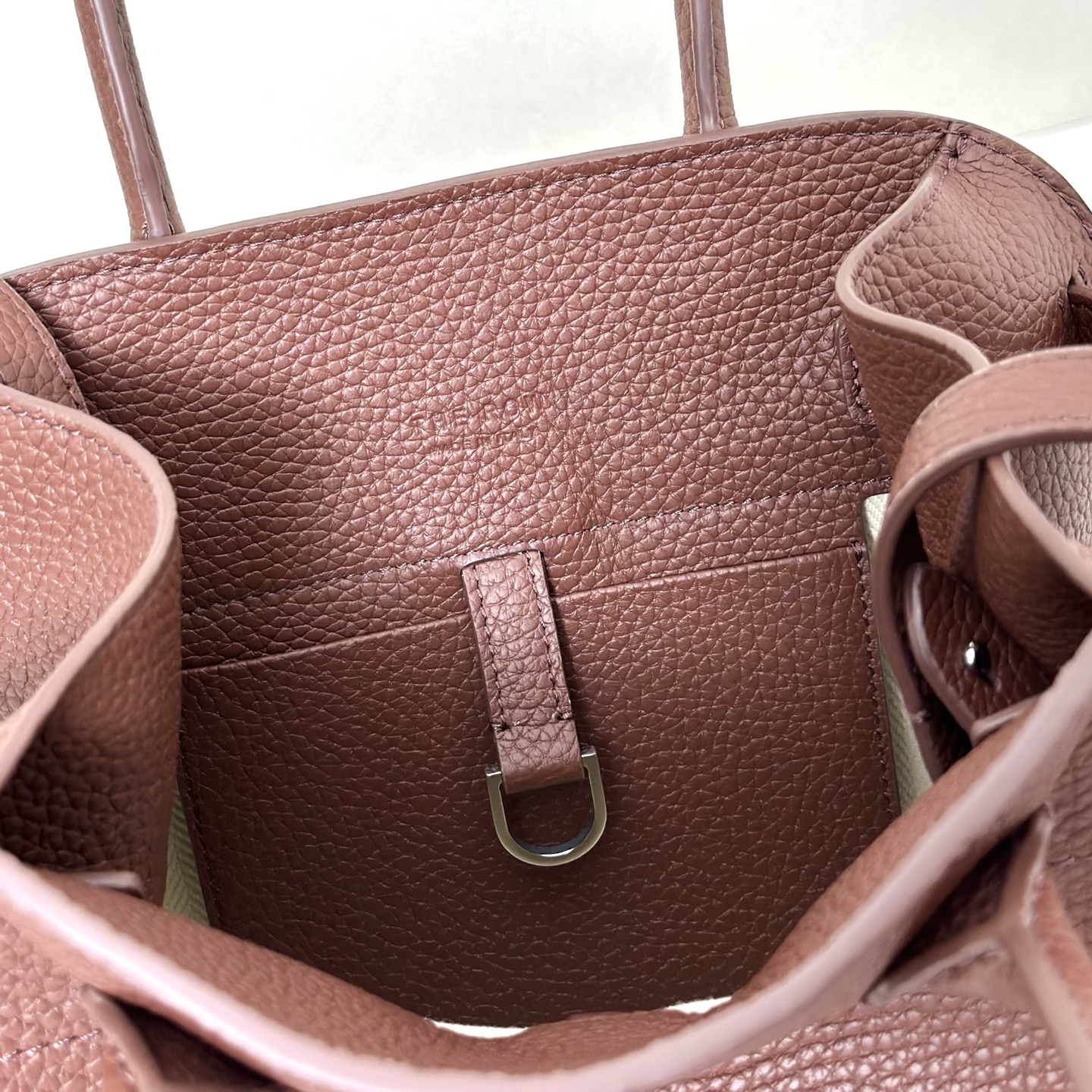 p1090。Soft Margaux 10 枣棕色荔枝纹/银扣（w1190）

尺寸:长25.4cmX宽17.8cmX高19cm

包面采用哑光粒面小牛皮材质，触感柔软极佳！束带风琴式侧片，内侧滑扣开合。