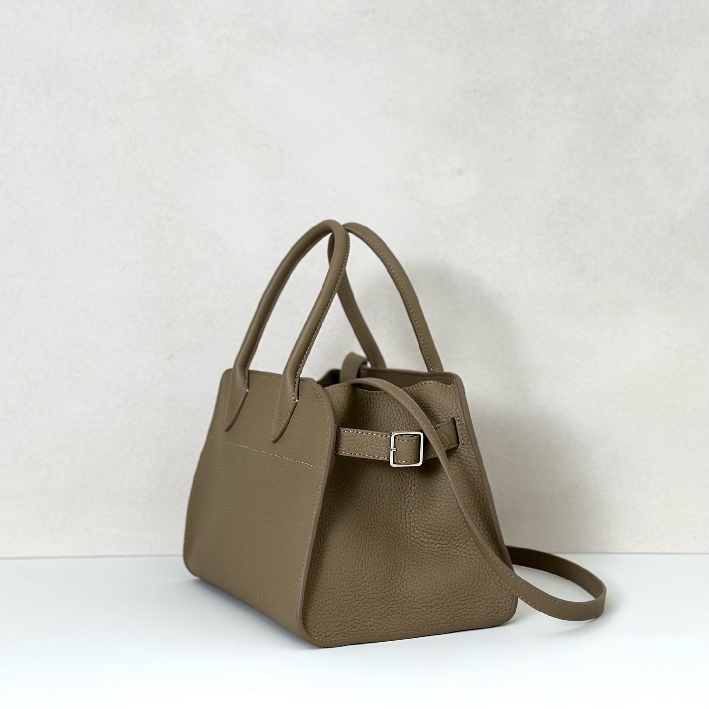 p1090。Soft Margaux 10 奶茶色荔枝纹/银扣（w1190）

尺寸:长25.4cmX宽17.8cmX高19cm

包面采用哑光粒面小牛皮材质，触感柔软极佳！束带风琴式侧片，内侧滑扣开合。