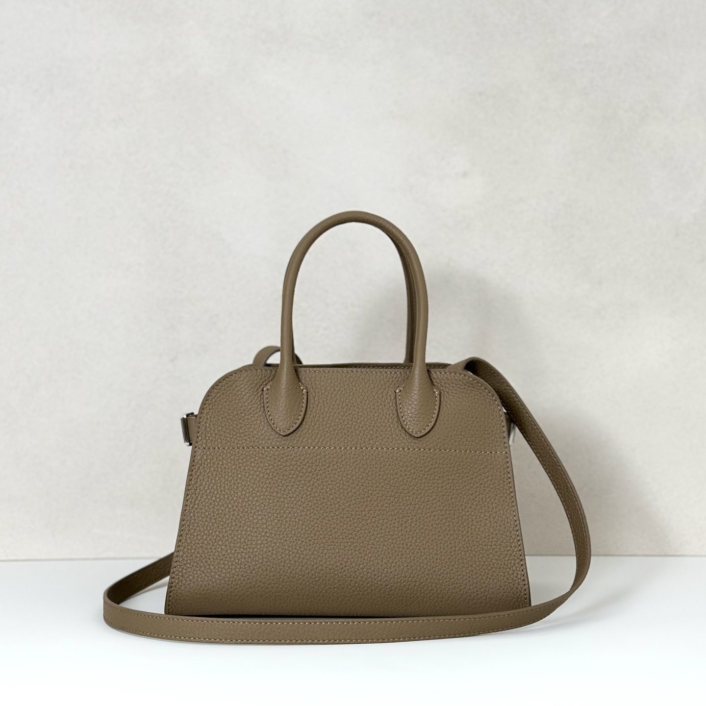 p1090。Soft Margaux 10 奶茶色荔枝纹/银扣（w1190）

尺寸:长25.4cmX宽17.8cmX高19cm

包面采用哑光粒面小牛皮材质，触感柔软极佳！束带风琴式侧片，内侧滑扣开合。