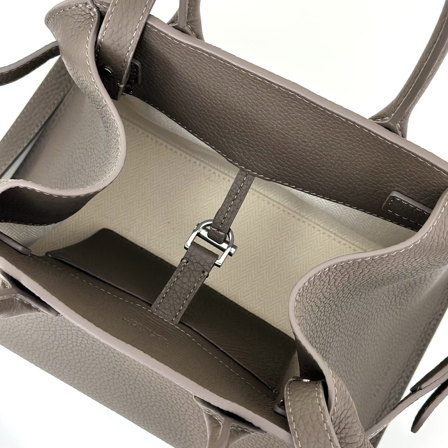 p1090。Soft Margaux 10 黑灰色荔枝纹/银扣（w1190）

尺寸:长25.4cmX宽17.8cmX高19cm

包面采用哑光粒面小牛皮材质，触感柔软极佳！束带风琴式侧片，内侧滑扣开合。