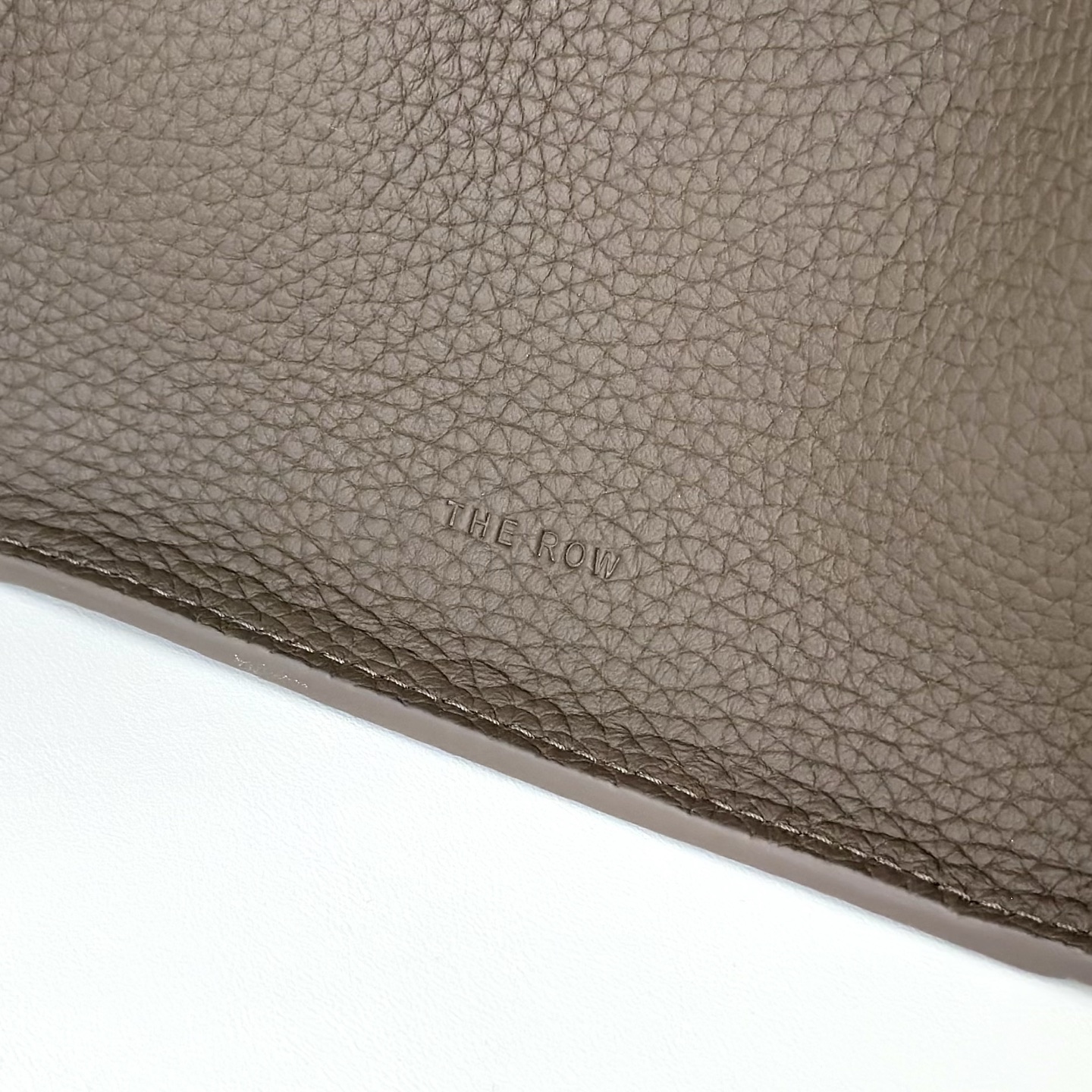 p1090。Soft Margaux 10 黑灰色荔枝纹/银扣（w1190）

尺寸:长25.4cmX宽17.8cmX高19cm

包面采用哑光粒面小牛皮材质，触感柔软极佳！束带风琴式侧片，内侧滑扣开合。