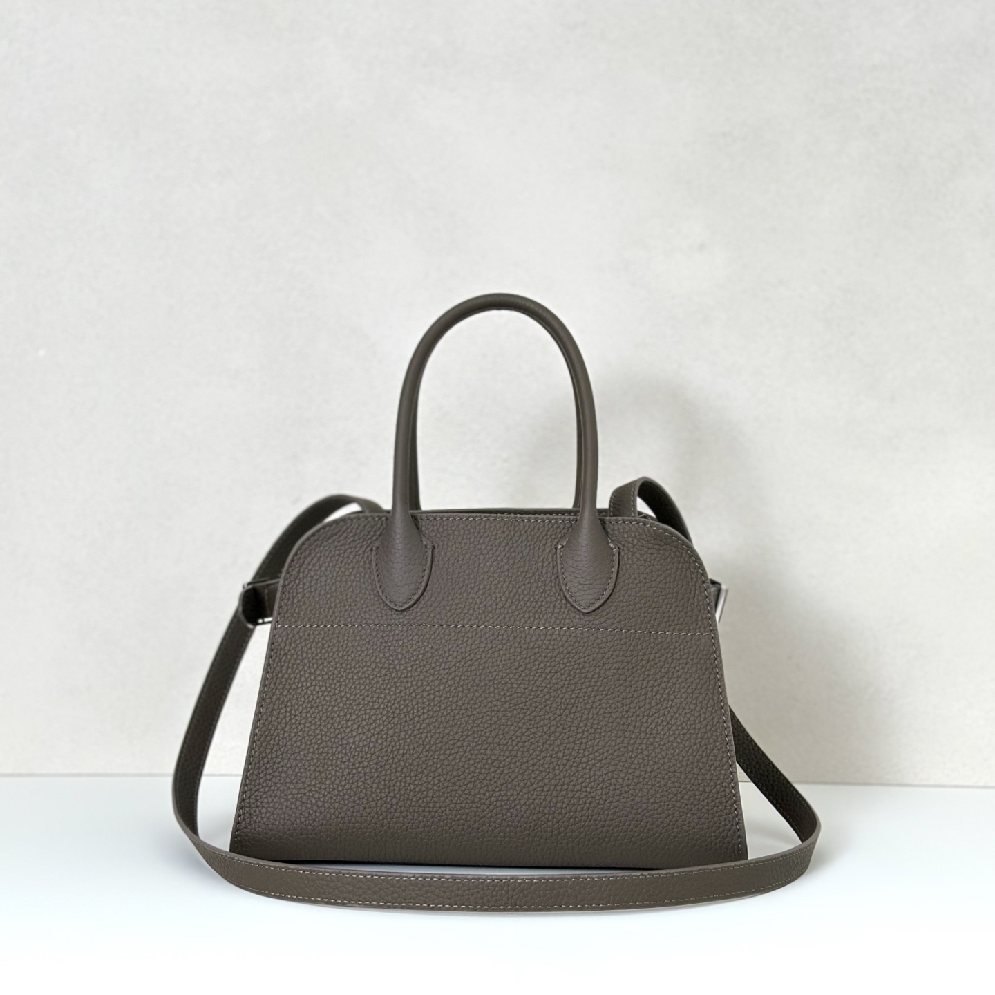p1090。Soft Margaux 10 黑灰色荔枝纹/银扣（w1190）

尺寸:长25.4cmX宽17.8cmX高19cm

包面采用哑光粒面小牛皮材质，触感柔软极佳！束带风琴式侧片，内侧滑扣开合。