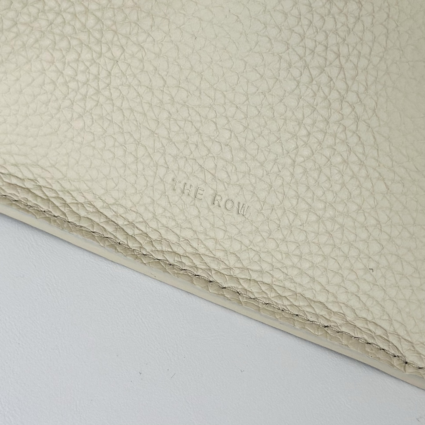 p1090。Soft Margaux 10 牛奶白荔枝纹/银扣（w1190）

尺寸:长25.4cmX宽17.8cmX高19cm

包面采用哑光粒面小牛皮材质，触感柔软极佳！束带风琴式侧片，内侧滑扣开合。