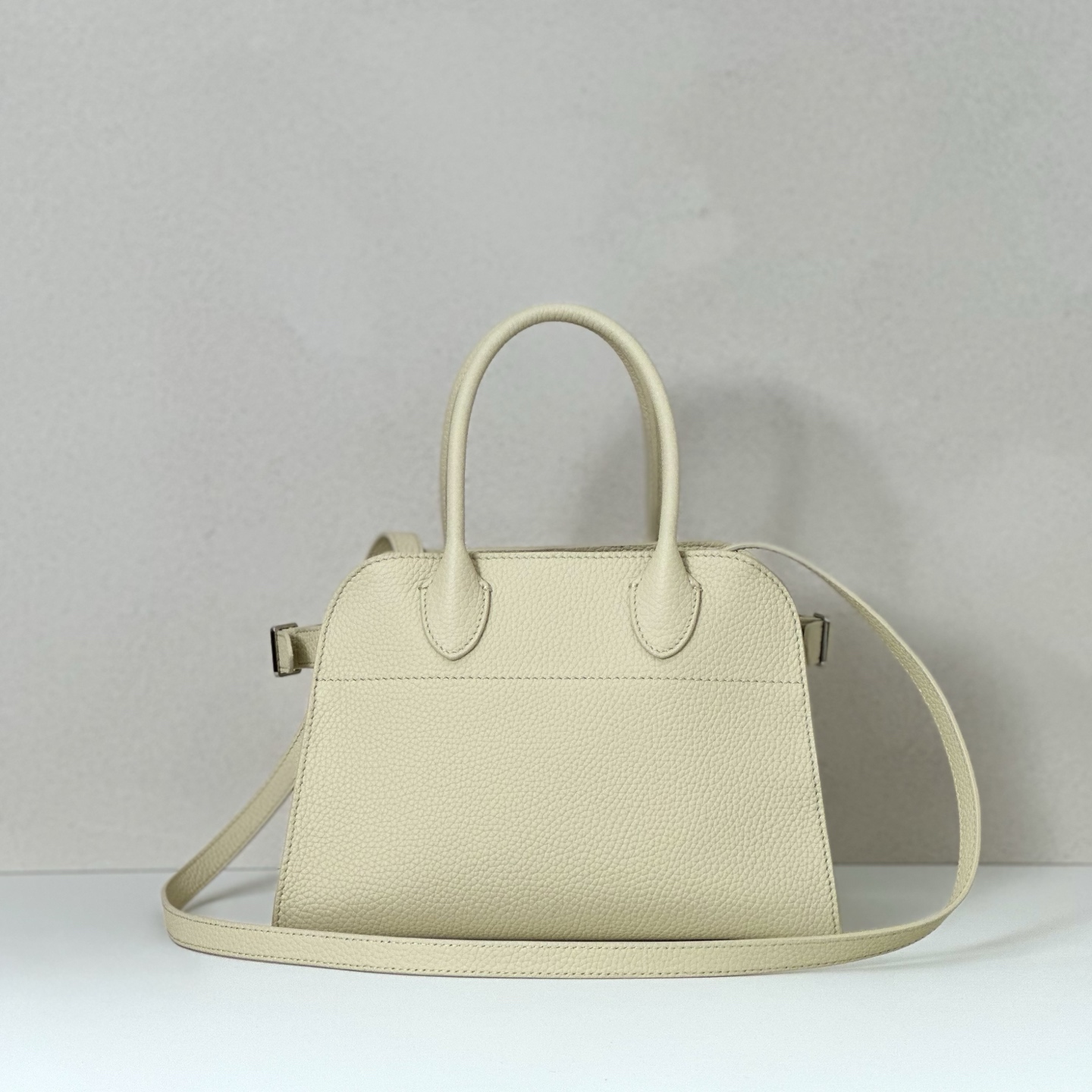 p1090。Soft Margaux 10 牛奶白荔枝纹/银扣（w1190）

尺寸:长25.4cmX宽17.8cmX高19cm

包面采用哑光粒面小牛皮材质，触感柔软极佳！束带风琴式侧片，内侧滑扣开合。