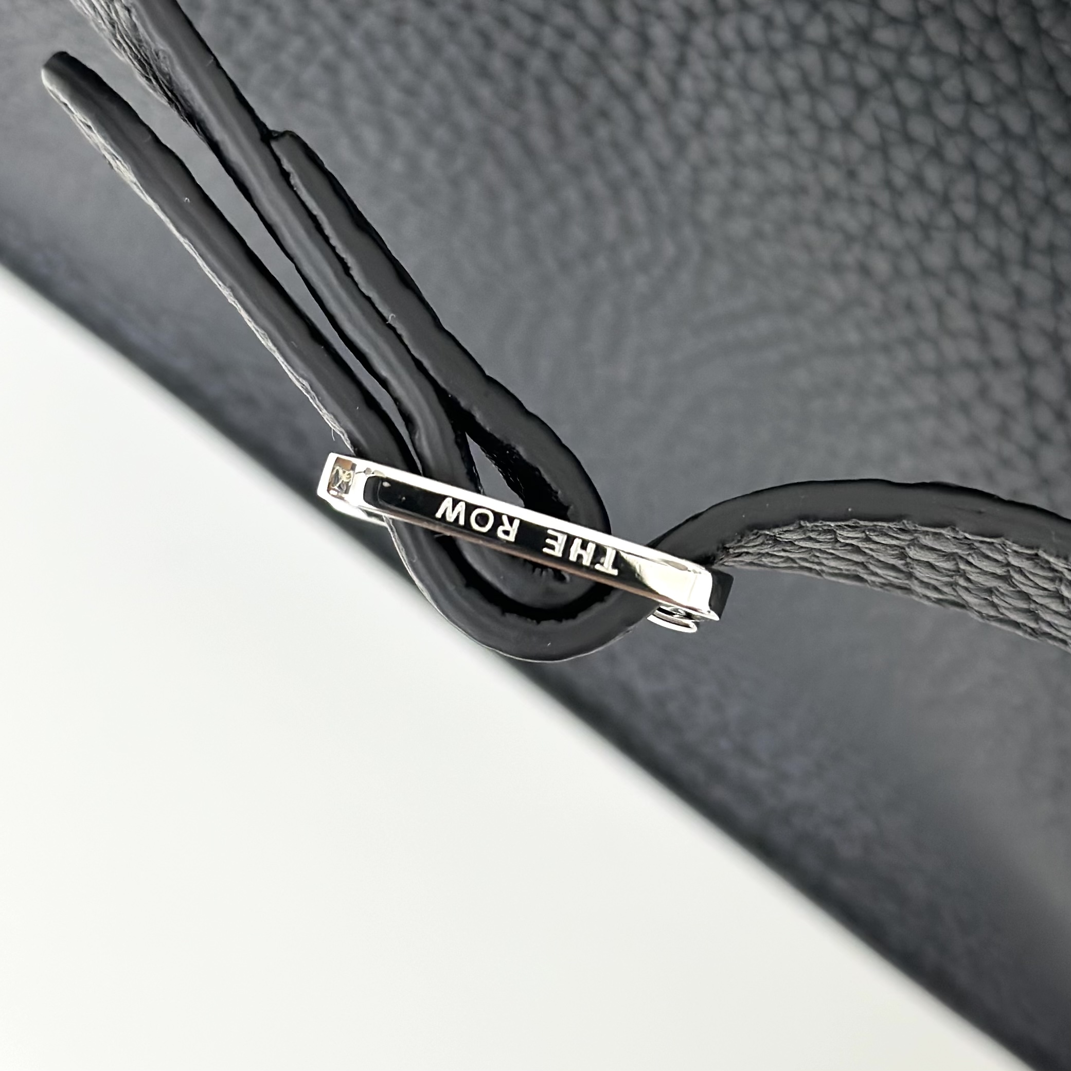 p1090。Soft Margaux 10 黑色荔枝纹/银扣（w1190）

尺寸:长25.4cmX宽17.8cmX高19cm

包面采用哑光粒面小牛皮材质，触感柔软极佳！束带风琴式侧片，内侧滑扣开合。