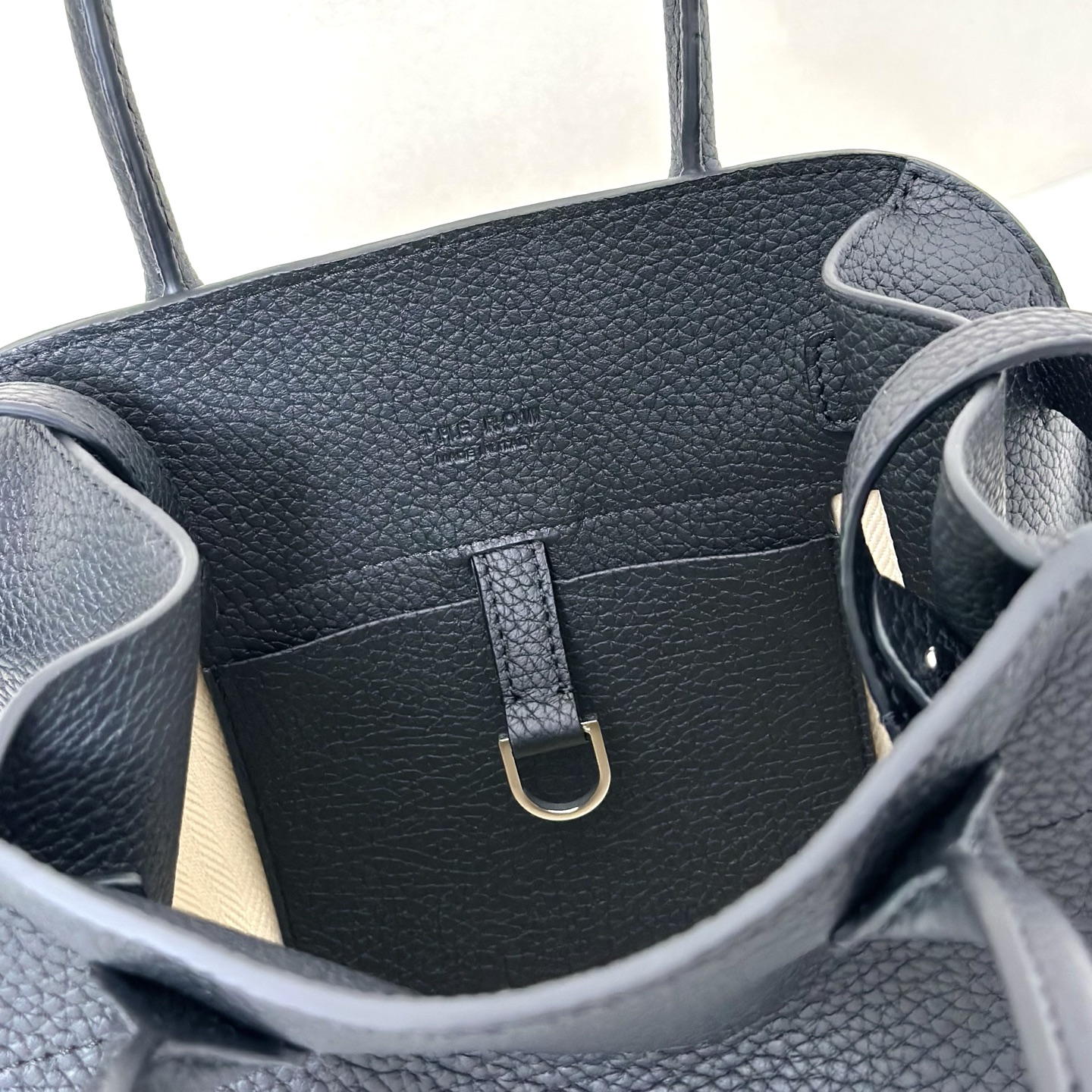 p1090。Soft Margaux 10 黑色荔枝纹/银扣（w1190）

尺寸:长25.4cmX宽17.8cmX高19cm

包面采用哑光粒面小牛皮材质，触感柔软极佳！束带风琴式侧片，内侧滑扣开合。