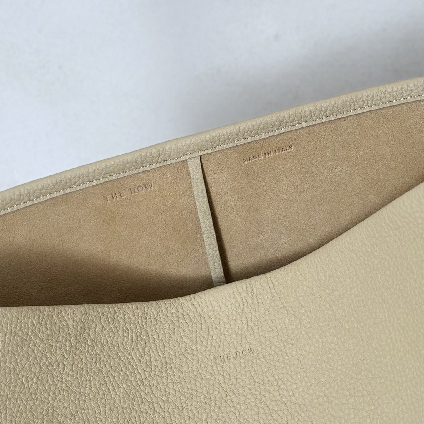 p890。Large N/S Park Tote 大号桶包（w1273）

颜色:麸色

尺寸:长38cmX宽20cmX高43cm

大容量轻便手提包，简约而不张扬！包面采用粒面小牛皮材质，触感柔软极佳。