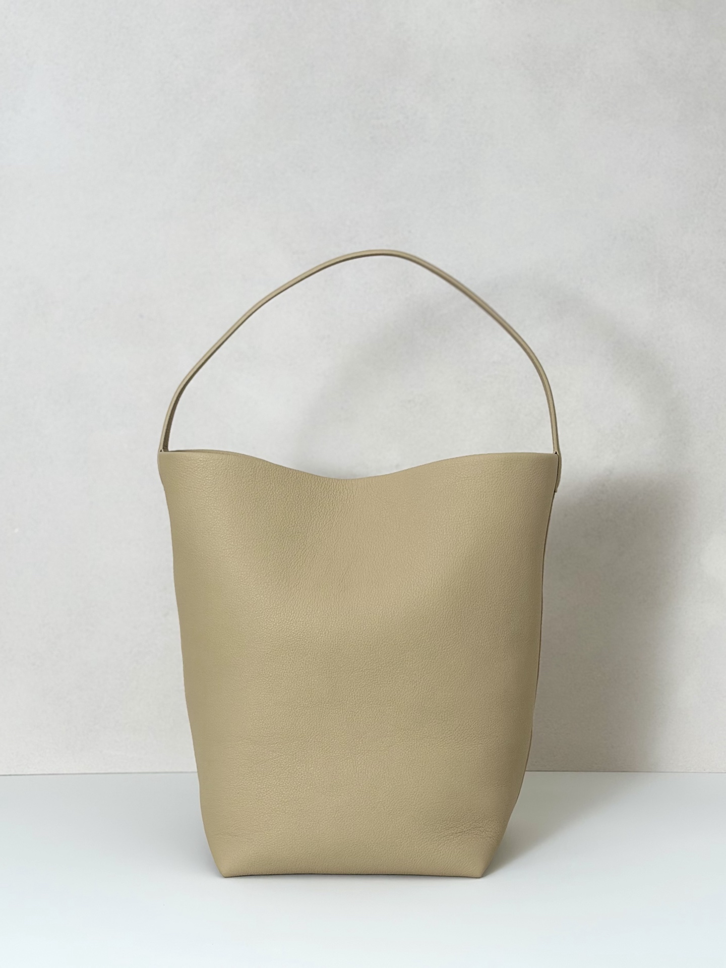 p890。Large N/S Park Tote 大号桶包（w1273）

颜色:麸色

尺寸:长38cmX宽20cmX高43cm

大容量轻便手提包，简约而不张扬！包面采用粒面小牛皮材质，触感柔软极佳。