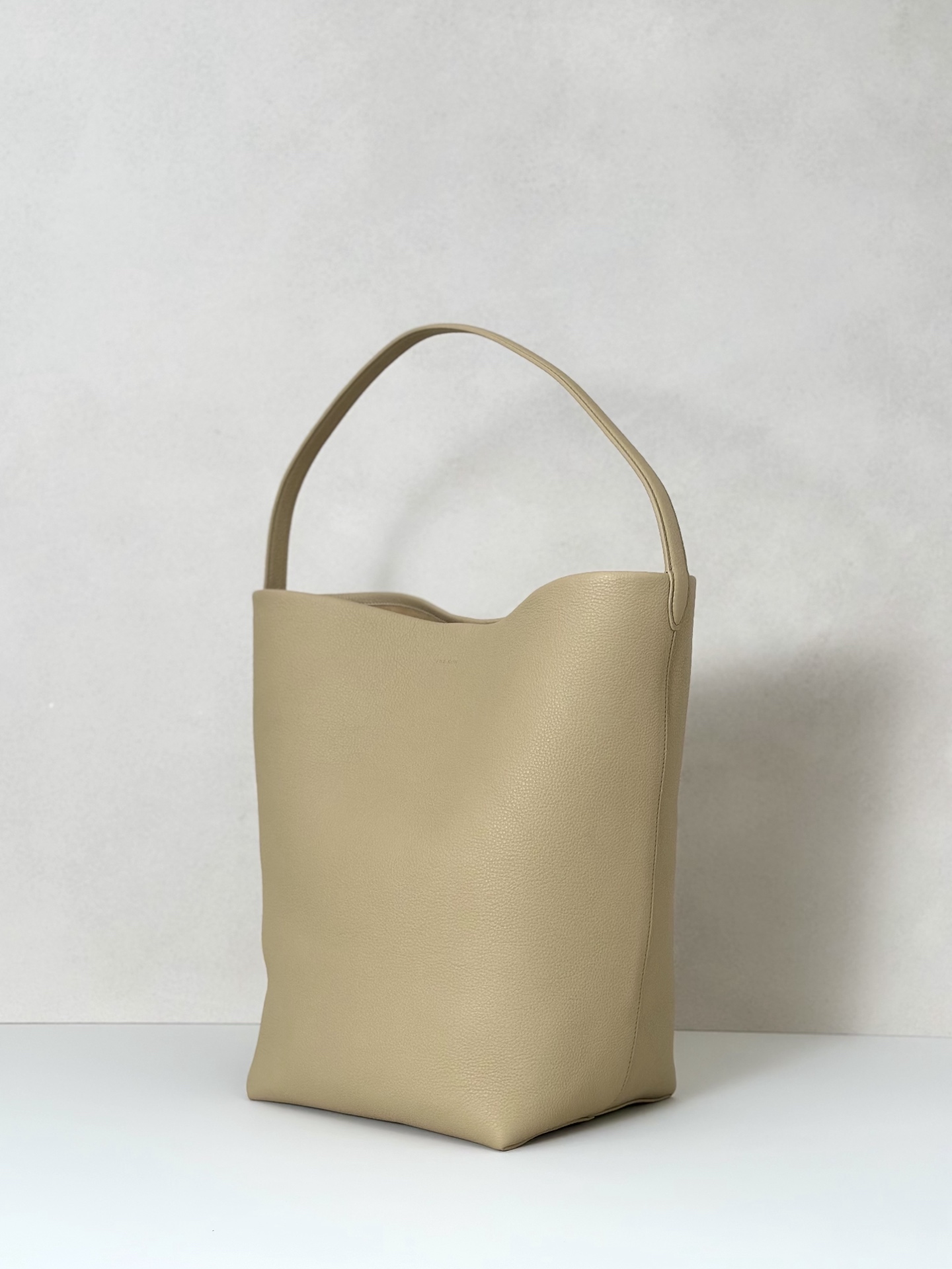 p890。Large N/S Park Tote 大号桶包（w1273）

颜色:麸色

尺寸:长38cmX宽20cmX高43cm

大容量轻便手提包，简约而不张扬！包面采用粒面小牛皮材质，触感柔软极佳。