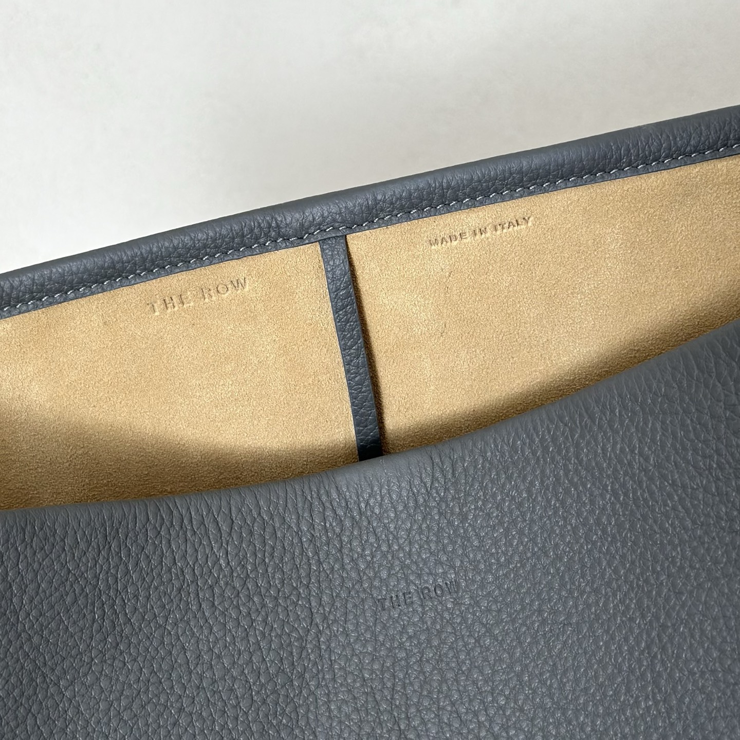 p890。Large N/S Park Tote 大号桶包（w1273）

颜色:雀灰色

尺寸:长38cmX宽20cmX高43cm

大容量轻便手提包，简约而不张扬！包面采用粒面小牛皮材质，触感柔软极佳。