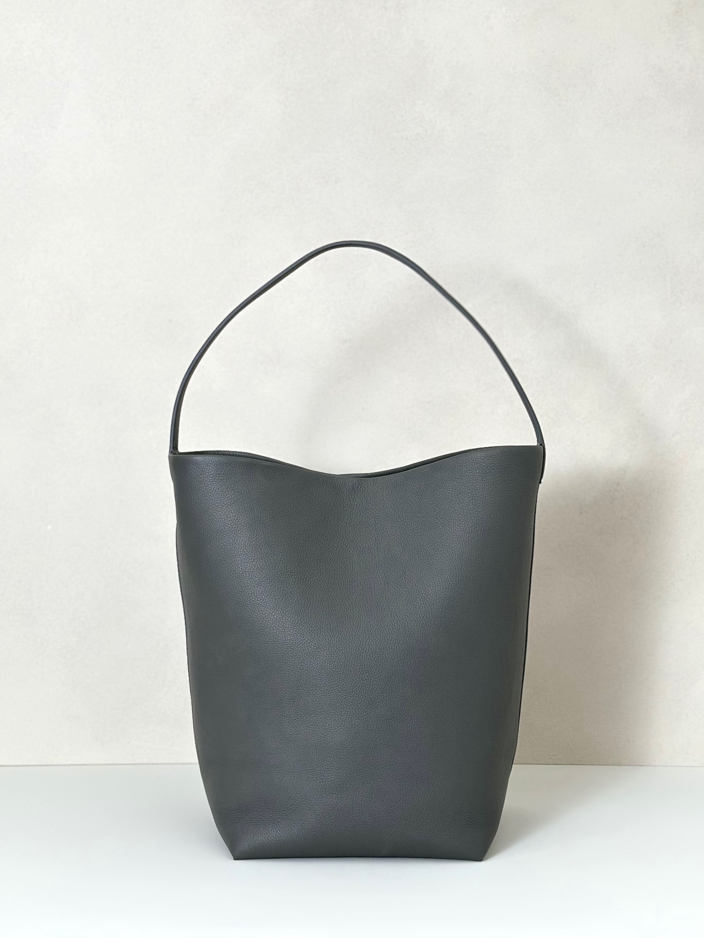 p890。Large N/S Park Tote 大号桶包（w1273）

颜色:雀灰色

尺寸:长38cmX宽20cmX高43cm

大容量轻便手提包，简约而不张扬！包面采用粒面小牛皮材质，触感柔软极佳。