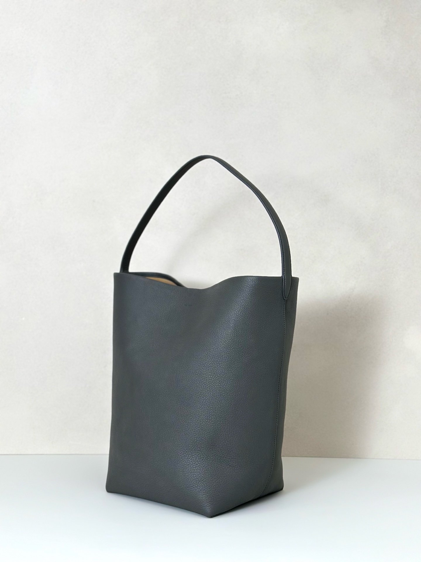 p890。Large N/S Park Tote 大号桶包（w1273）

颜色:雀灰色

尺寸:长38cmX宽20cmX高43cm

大容量轻便手提包，简约而不张扬！包面采用粒面小牛皮材质，触感柔软极佳。