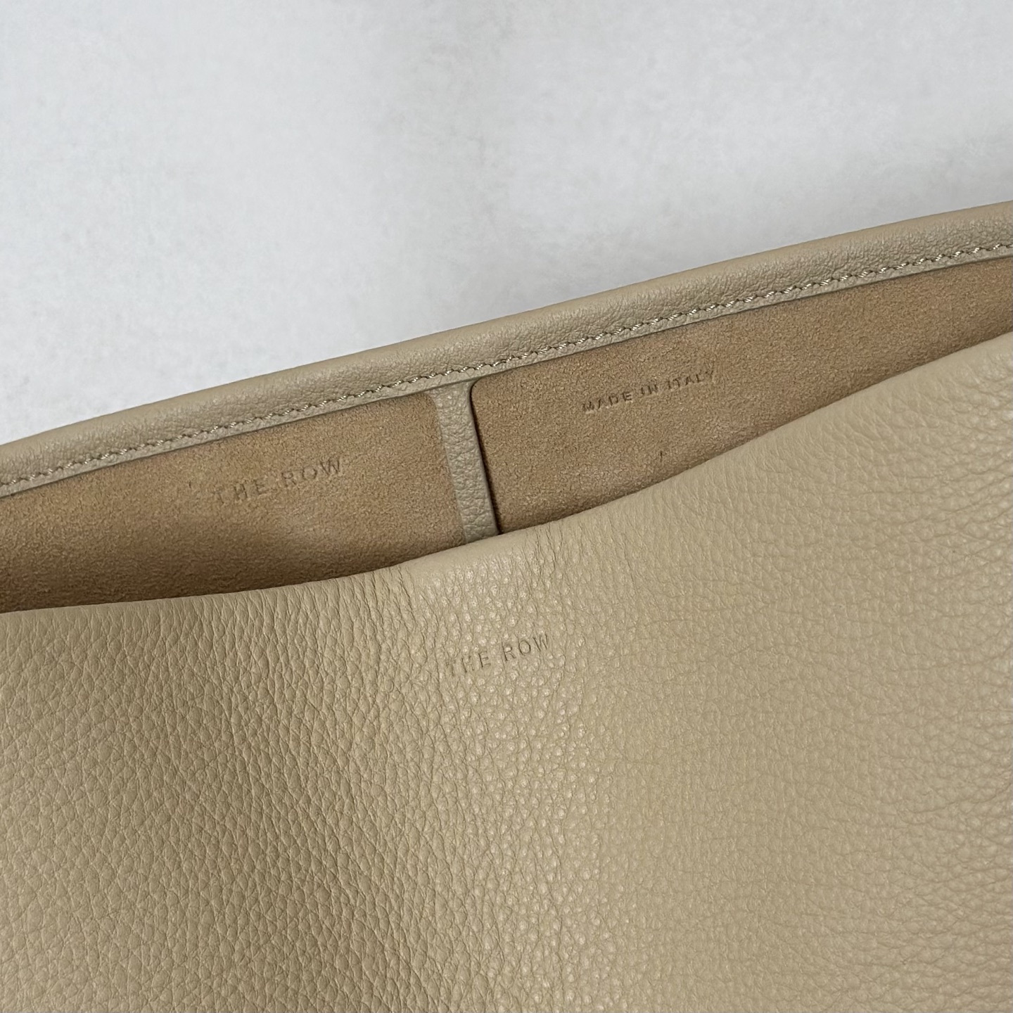 p730。Medium N/S Park Tote 中号桶包（w1313）

颜色:麸色

尺寸:长27cmX宽15cmX高33cm

大容量轻便手提包，简约而不张扬！包面采用粒面小牛皮材质，触感柔软极佳。