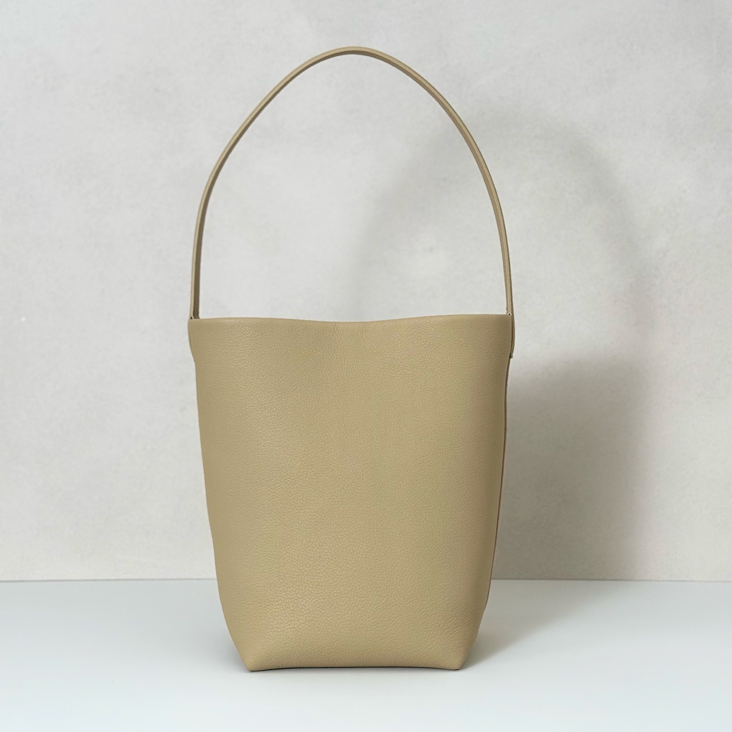 p730。Medium N/S Park Tote 中号桶包（w1313）

颜色:麸色

尺寸:长27cmX宽15cmX高33cm

大容量轻便手提包，简约而不张扬！包面采用粒面小牛皮材质，触感柔软极佳。