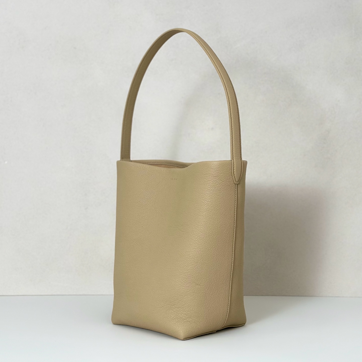 p730。Medium N/S Park Tote 中号桶包（w1313）

颜色:麸色

尺寸:长27cmX宽15cmX高33cm

大容量轻便手提包，简约而不张扬！包面采用粒面小牛皮材质，触感柔软极佳。