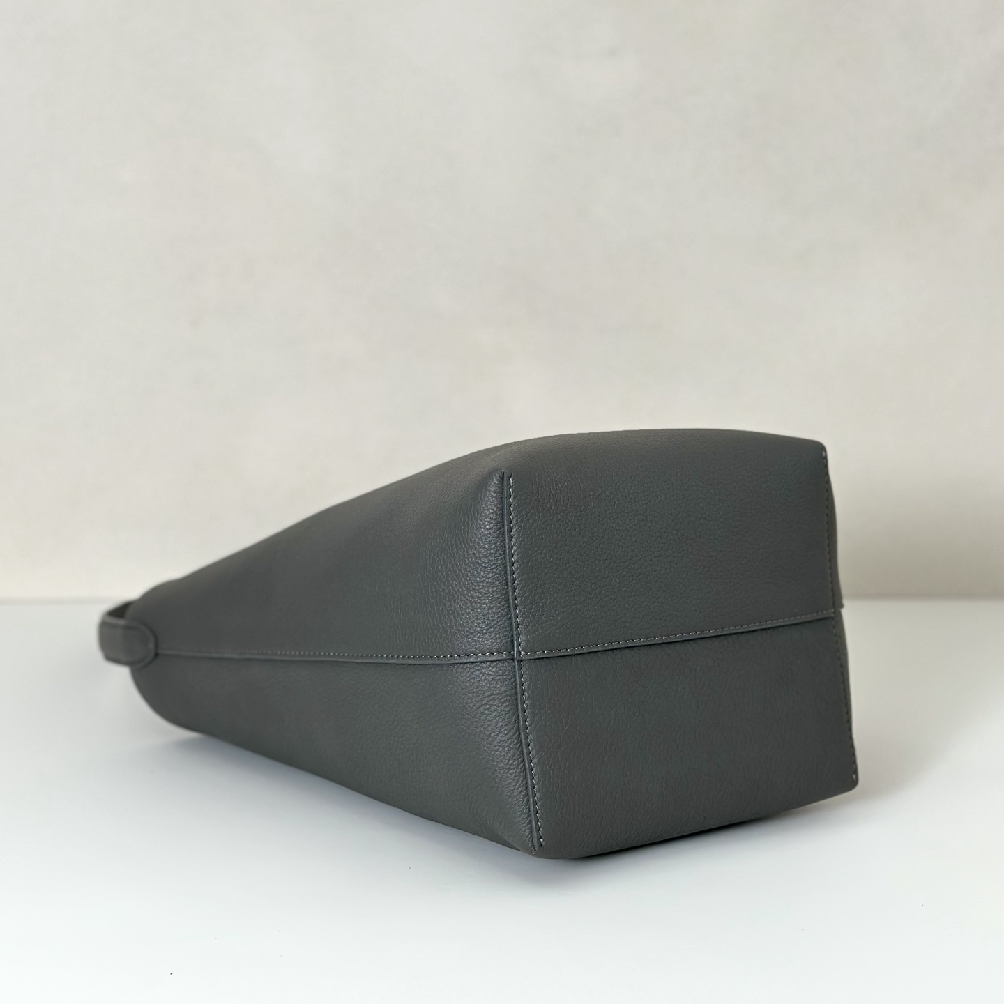 p730。Medium N/S Park Tote 中号桶包（w1313）

颜色:雀灰色

尺寸:长27cmX宽15cmX高33cm

大容量轻便手提包，简约而不张扬！包面采用粒面小牛皮材质，触感柔软极佳。