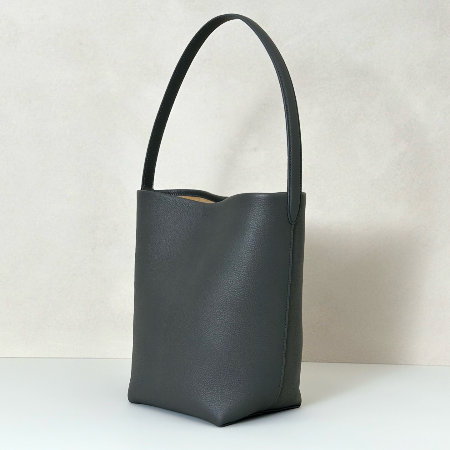 p730。Medium N/S Park Tote 中号桶包（w1313）

颜色:雀灰色

尺寸:长27cmX宽15cmX高33cm

大容量轻便手提包，简约而不张扬！包面采用粒面小牛皮材质，触感柔软极佳。