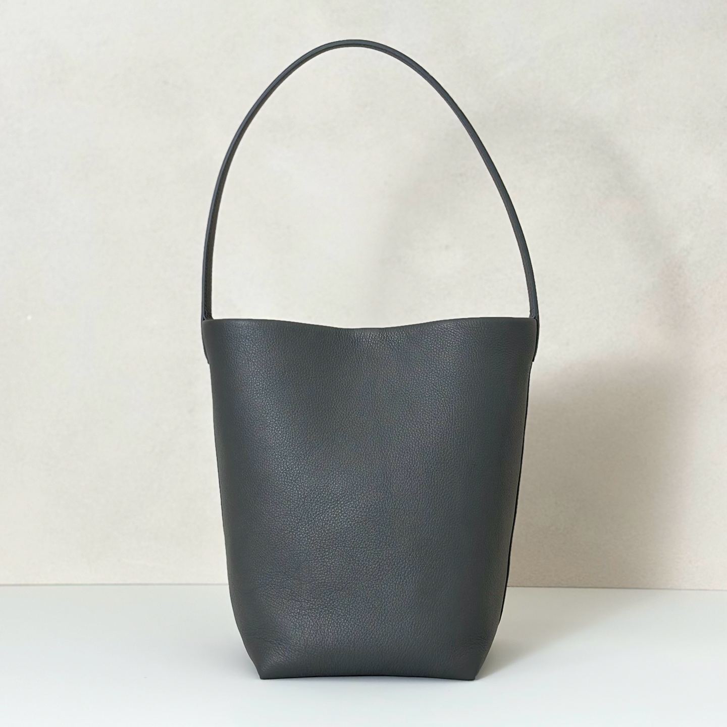 p730。Medium N/S Park Tote 中号桶包（w1313）

颜色:雀灰色

尺寸:长27cmX宽15cmX高33cm

大容量轻便手提包，简约而不张扬！包面采用粒面小牛皮材质，触感柔软极佳。