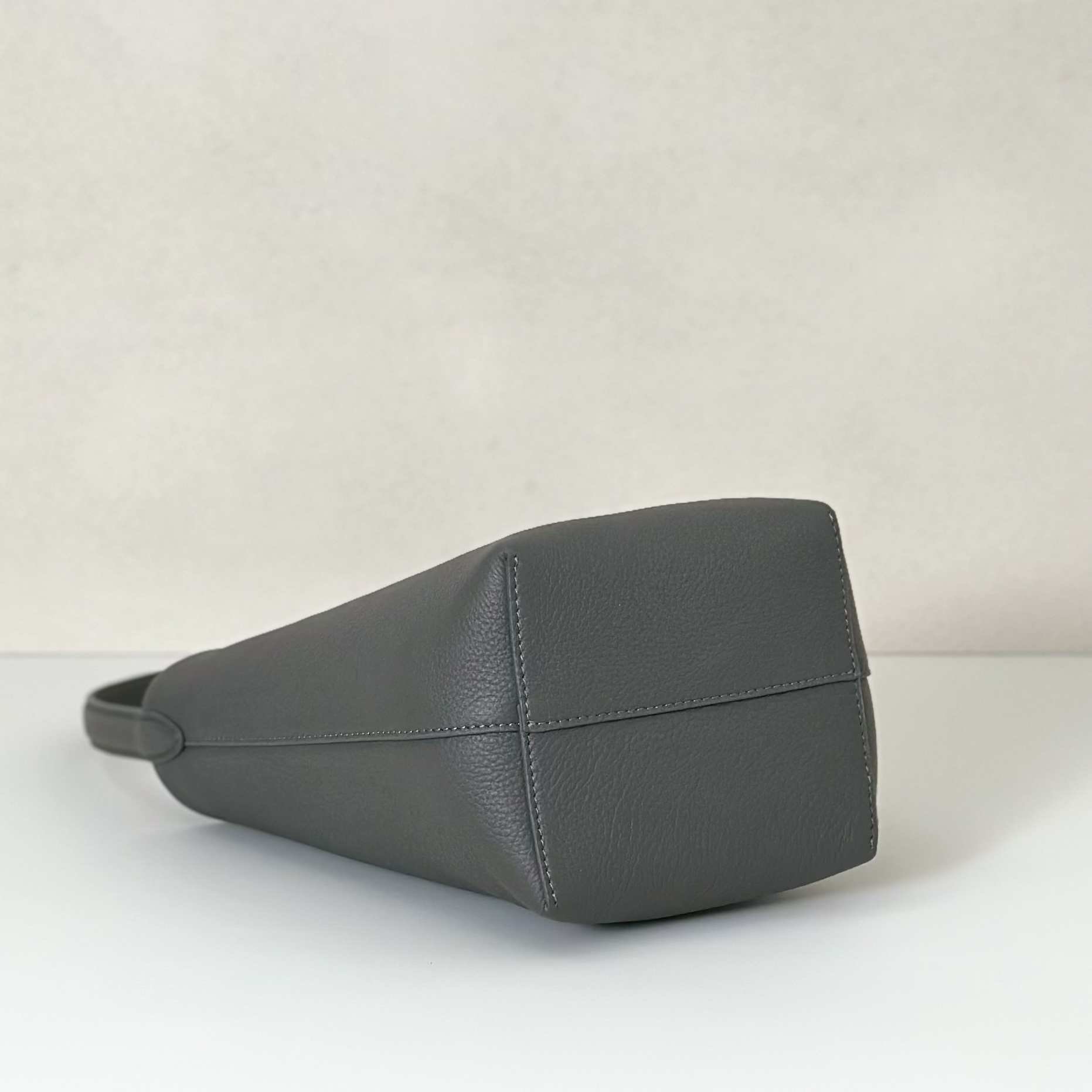 p600。Small N/S Park Tote 小号桶包（w1314）

颜色:雀灰色

尺寸:长22cmX宽12cmX高25cm

大容量轻便手提包，简约而不张扬！包面采用粒面小牛皮材质，触感柔软极佳。
