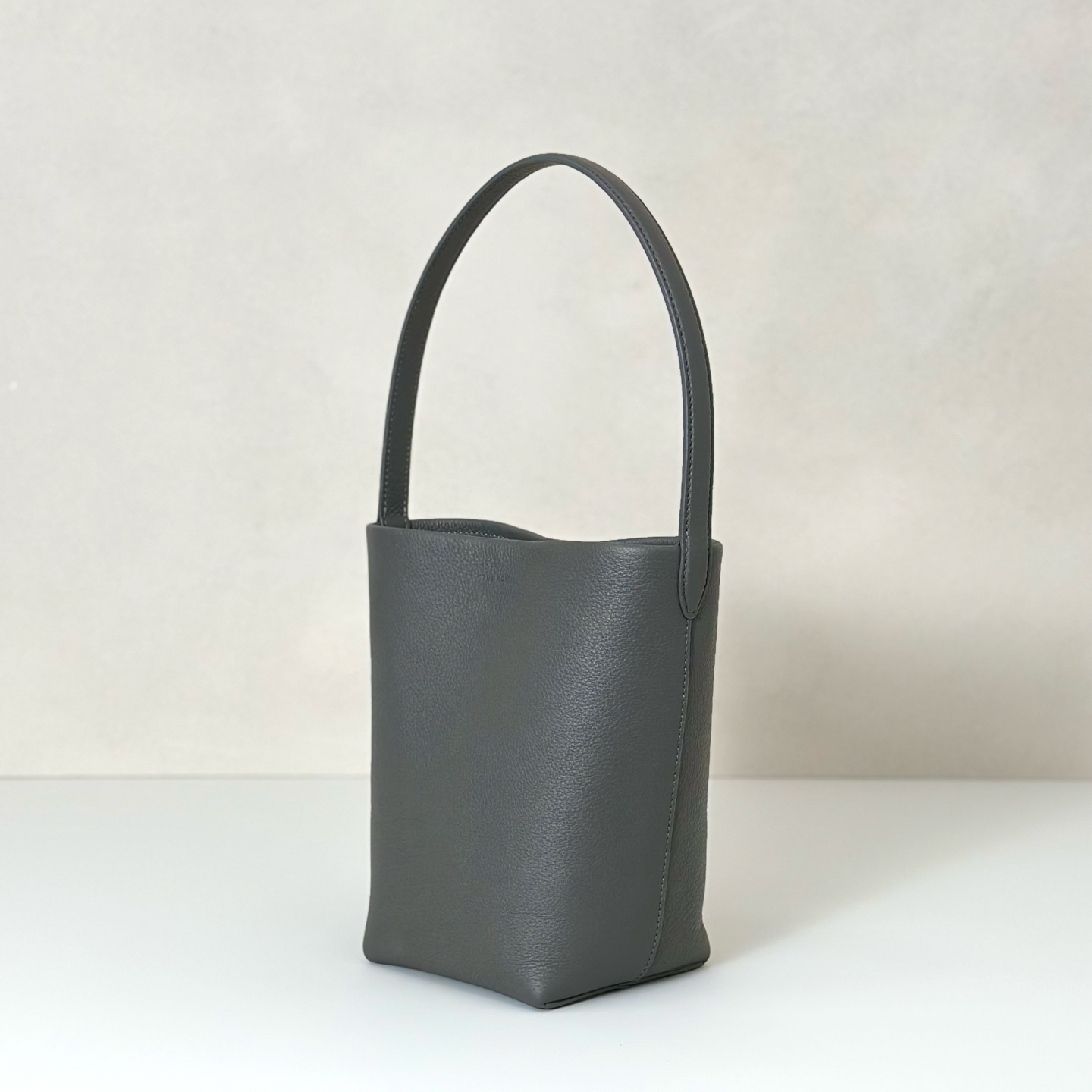 p600。Small N/S Park Tote 小号桶包（w1314）

颜色:雀灰色

尺寸:长22cmX宽12cmX高25cm

大容量轻便手提包，简约而不张扬！包面采用粒面小牛皮材质，触感柔软极佳。