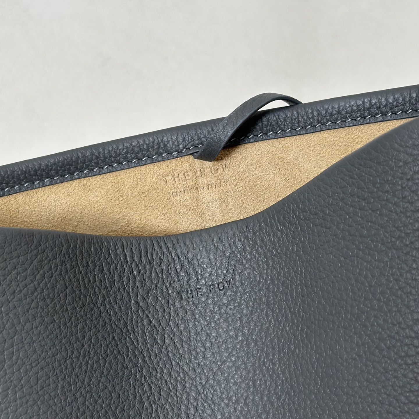 p600。Small N/S Park Tote 小号桶包（w1314）

颜色:雀灰色

尺寸:长22cmX宽12cmX高25cm

大容量轻便手提包，简约而不张扬！包面采用粒面小牛皮材质，触感柔软极佳。