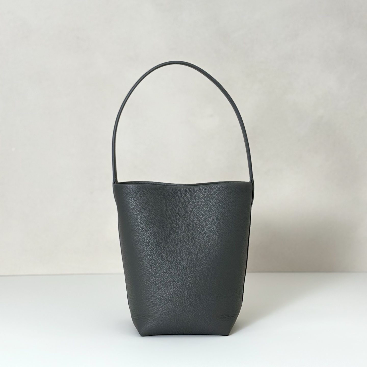 p600。Small N/S Park Tote 小号桶包（w1314）

颜色:雀灰色

尺寸:长22cmX宽12cmX高25cm

大容量轻便手提包，简约而不张扬！包面采用粒面小牛皮材质，触感柔软极佳。