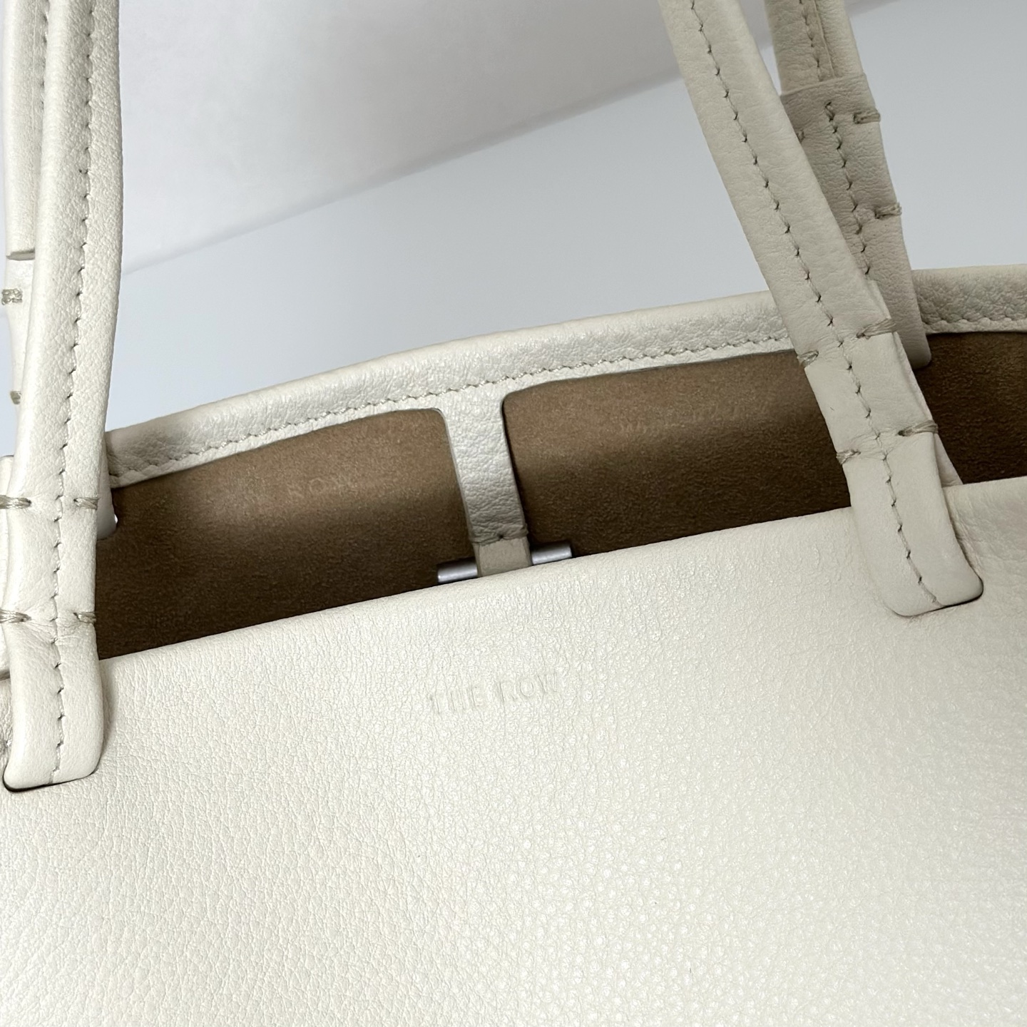 p800。Park Tote Small 小号托特包

纳帕摔/象牙白（w1199）

尺寸:长19cmX高17cmX侧宽9cm