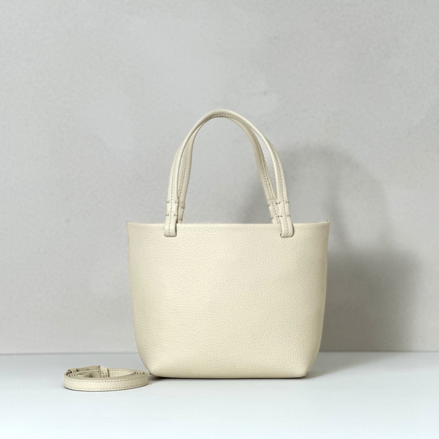 p800。Park Tote Small 小号托特包

纳帕摔/象牙白（w1199）

尺寸:长19cmX高17cmX侧宽9cm