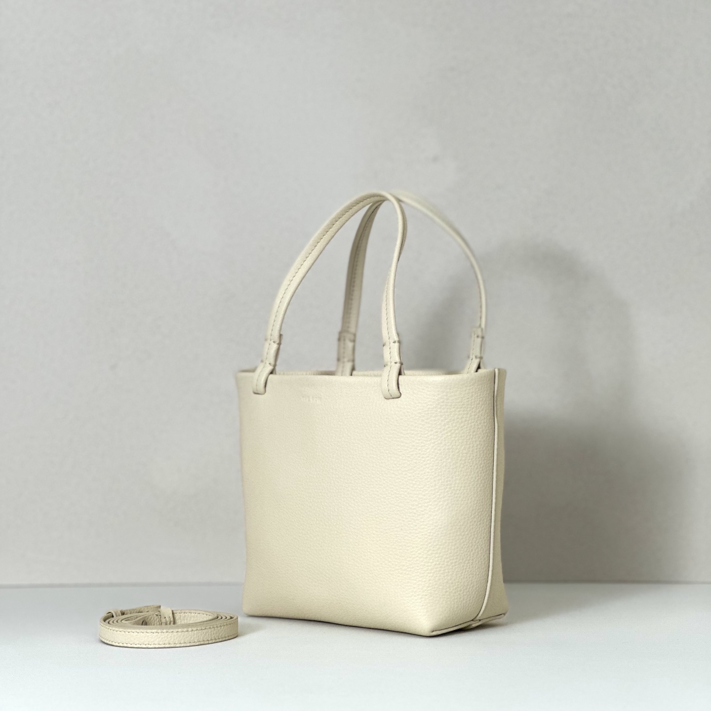 p800。Park Tote Small 小号托特包

纳帕摔/象牙白（w1199）

尺寸:长19cmX高17cmX侧宽9cm