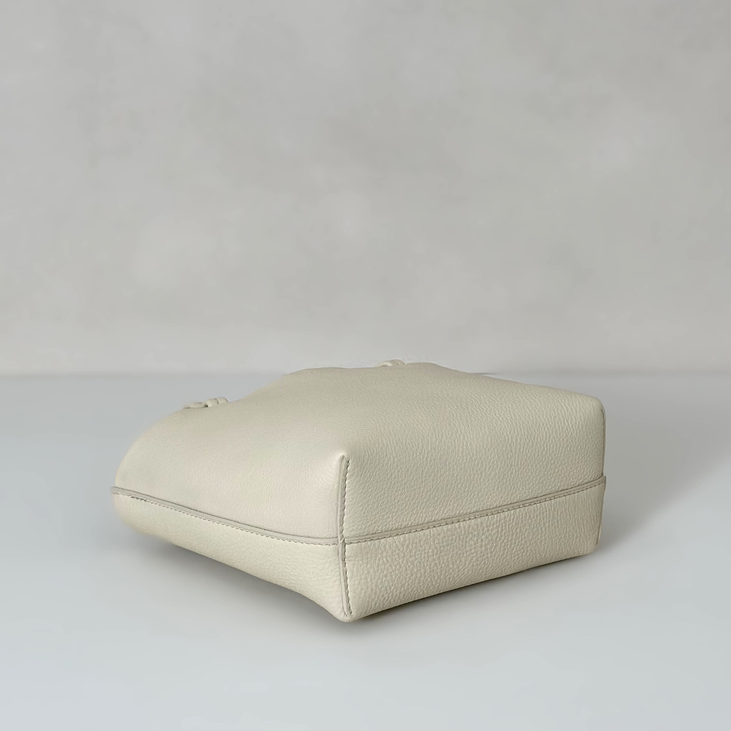 p800。Park Tote Small 小号托特包

纳帕摔/象牙白（w1199）

尺寸:长19cmX高17cmX侧宽9cm