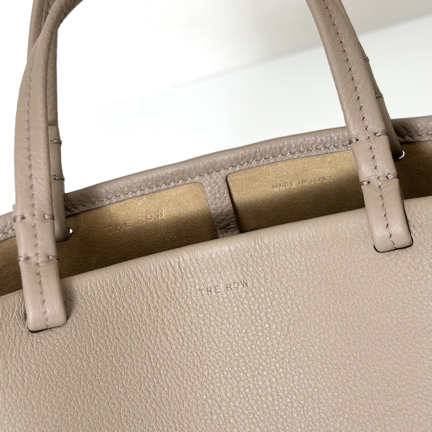 p800。Park Tote Small 小号托特包

纳帕摔/奶茶色（w1199）

尺寸:长19cmX高17cmX侧宽9cm