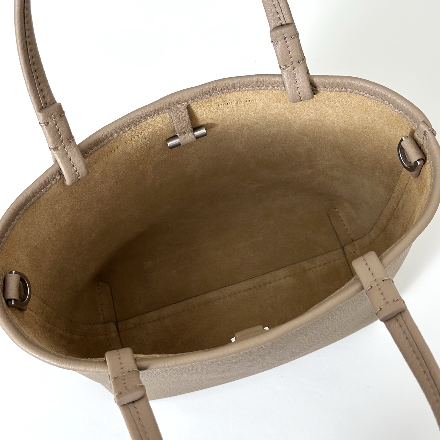 p800。Park Tote Small 小号托特包

纳帕摔/奶茶色（w1199）

尺寸:长19cmX高17cmX侧宽9cm
