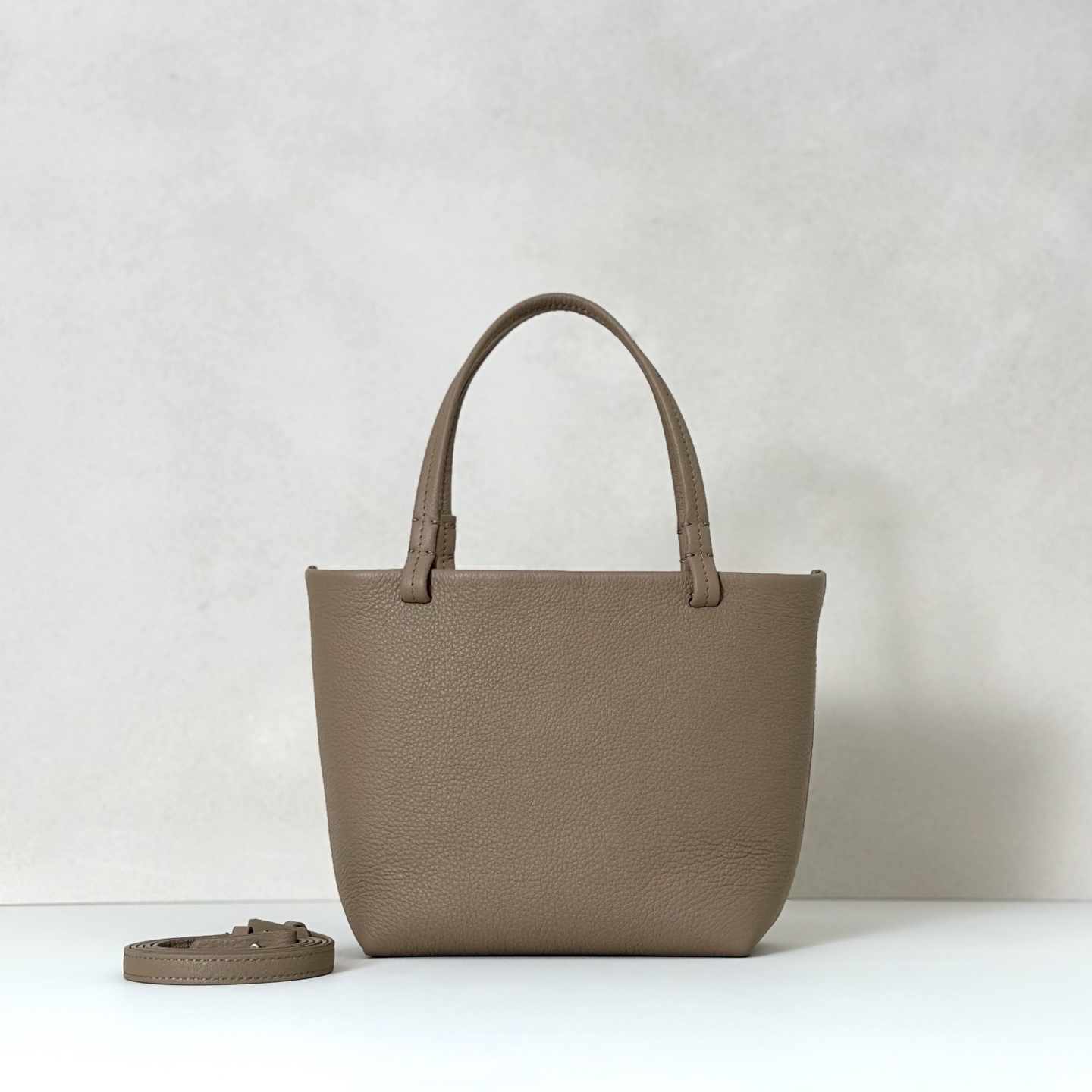 p800。Park Tote Small 小号托特包

纳帕摔/奶茶色（w1199）

尺寸:长19cmX高17cmX侧宽9cm