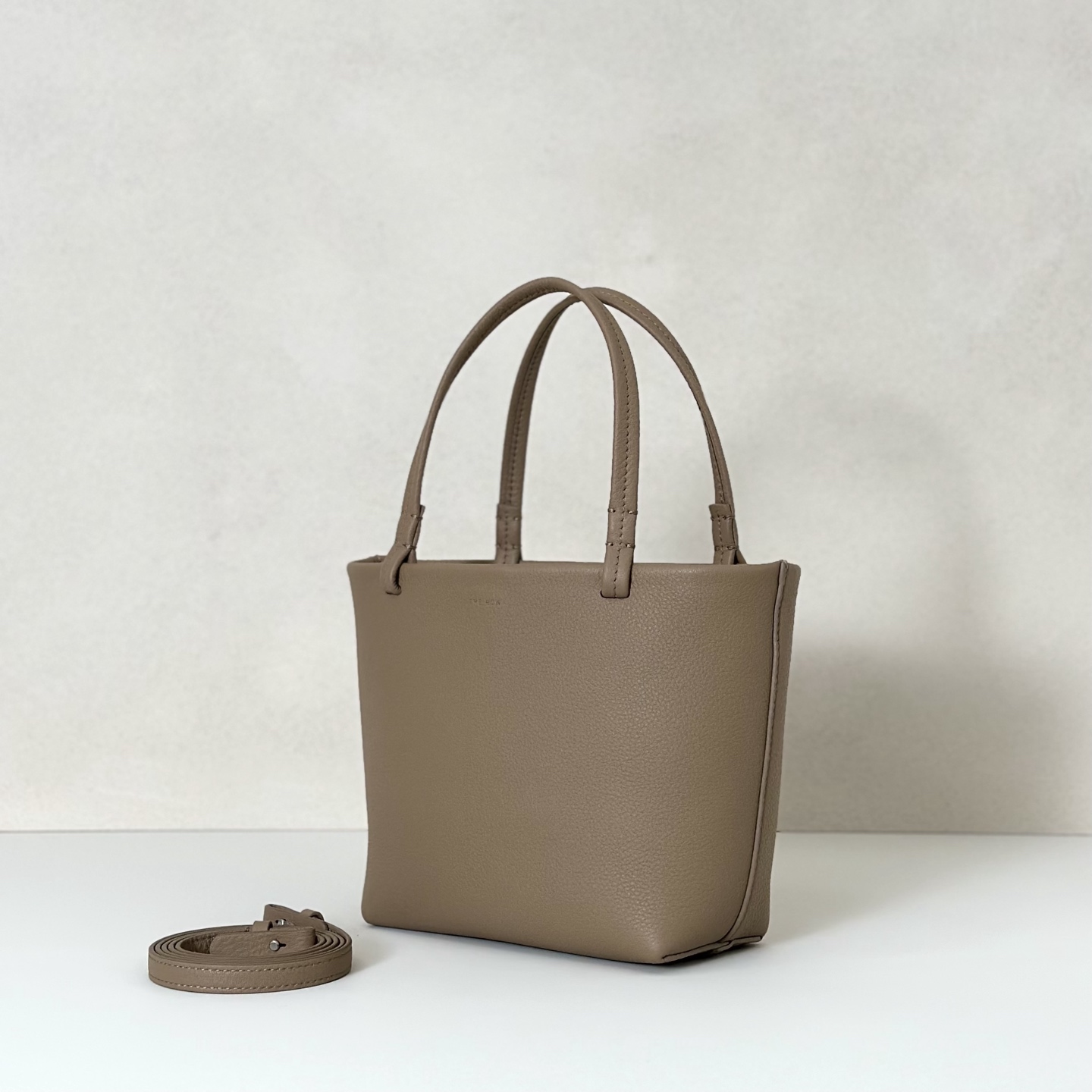 p800。Park Tote Small 小号托特包

纳帕摔/奶茶色（w1199）

尺寸:长19cmX高17cmX侧宽9cm