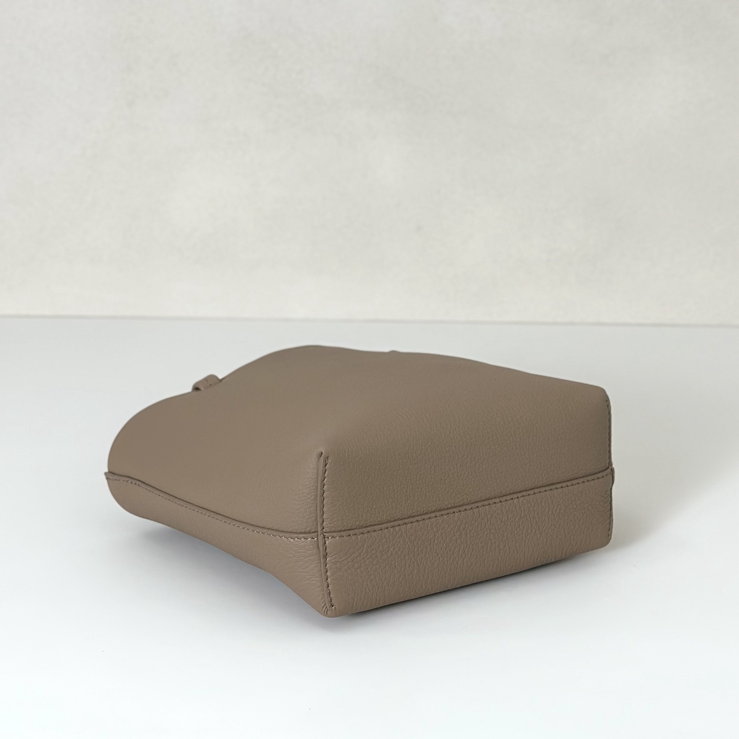 p800。Park Tote Small 小号托特包

纳帕摔/奶茶色（w1199）

尺寸:长19cmX高17cmX侧宽9cm