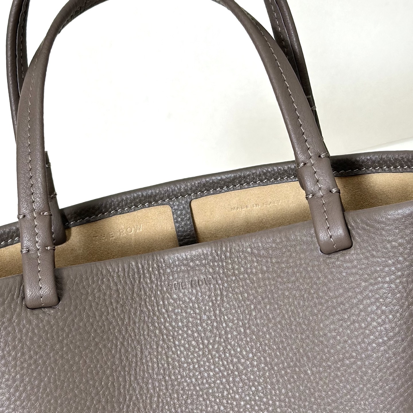 p800。Park Tote Small 小号托特包

纳帕摔/大象灰（w1199）

尺寸:长19cmX高17cmX侧宽9cm