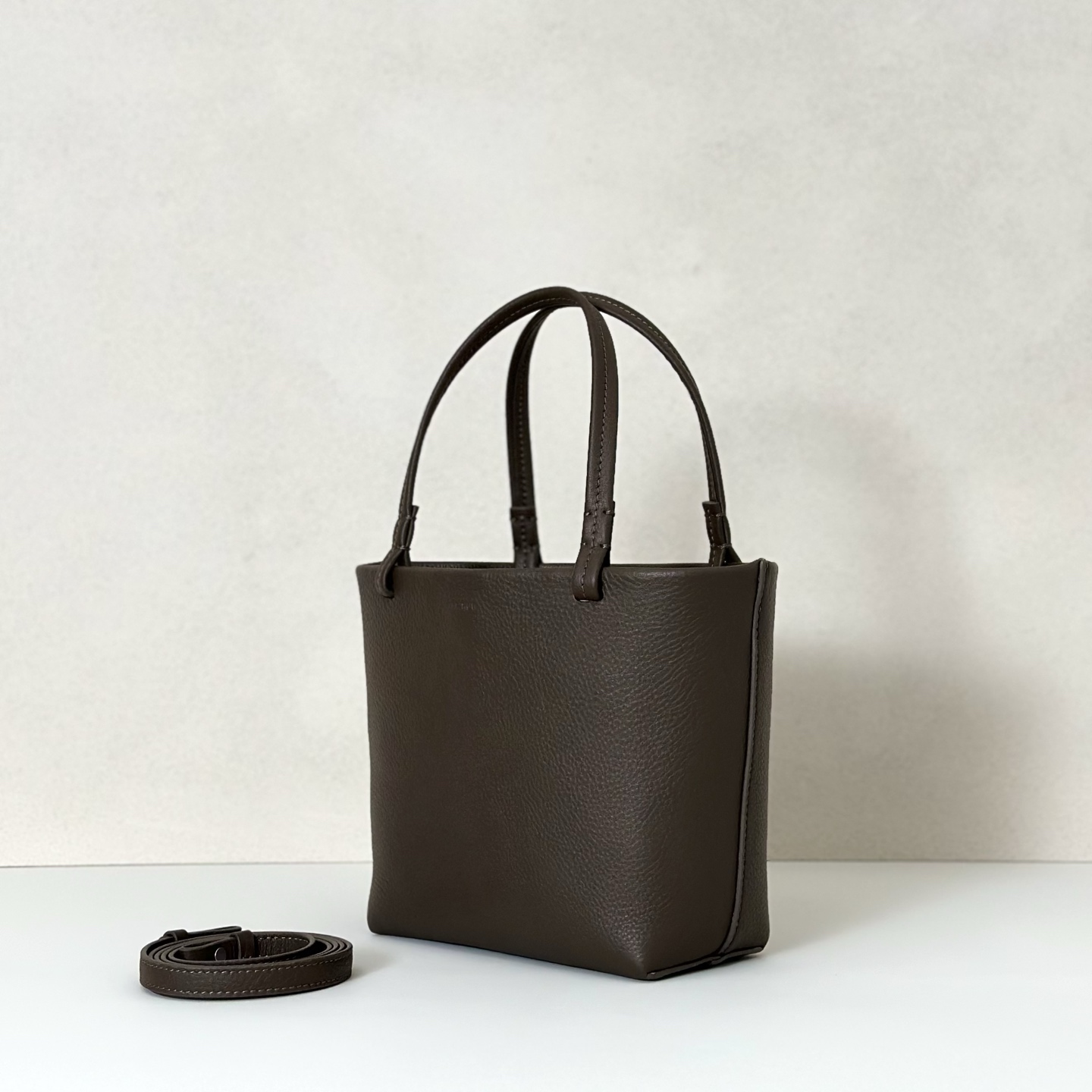 p800。Park Tote Small 小号托特包

纳帕摔/大象灰（w1199）

尺寸:长19cmX高17cmX侧宽9cm