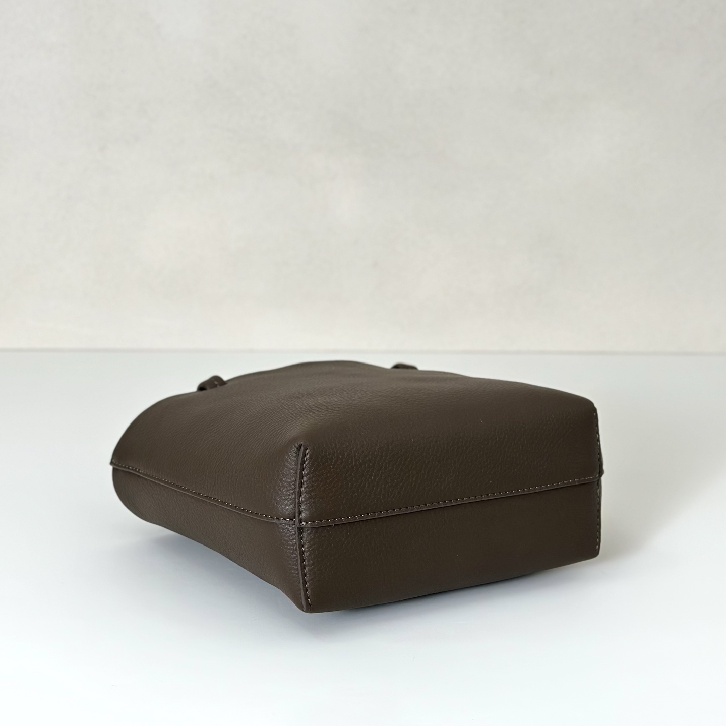 p800。Park Tote Small 小号托特包

纳帕摔/大象灰（w1199）

尺寸:长19cmX高17cmX侧宽9cm