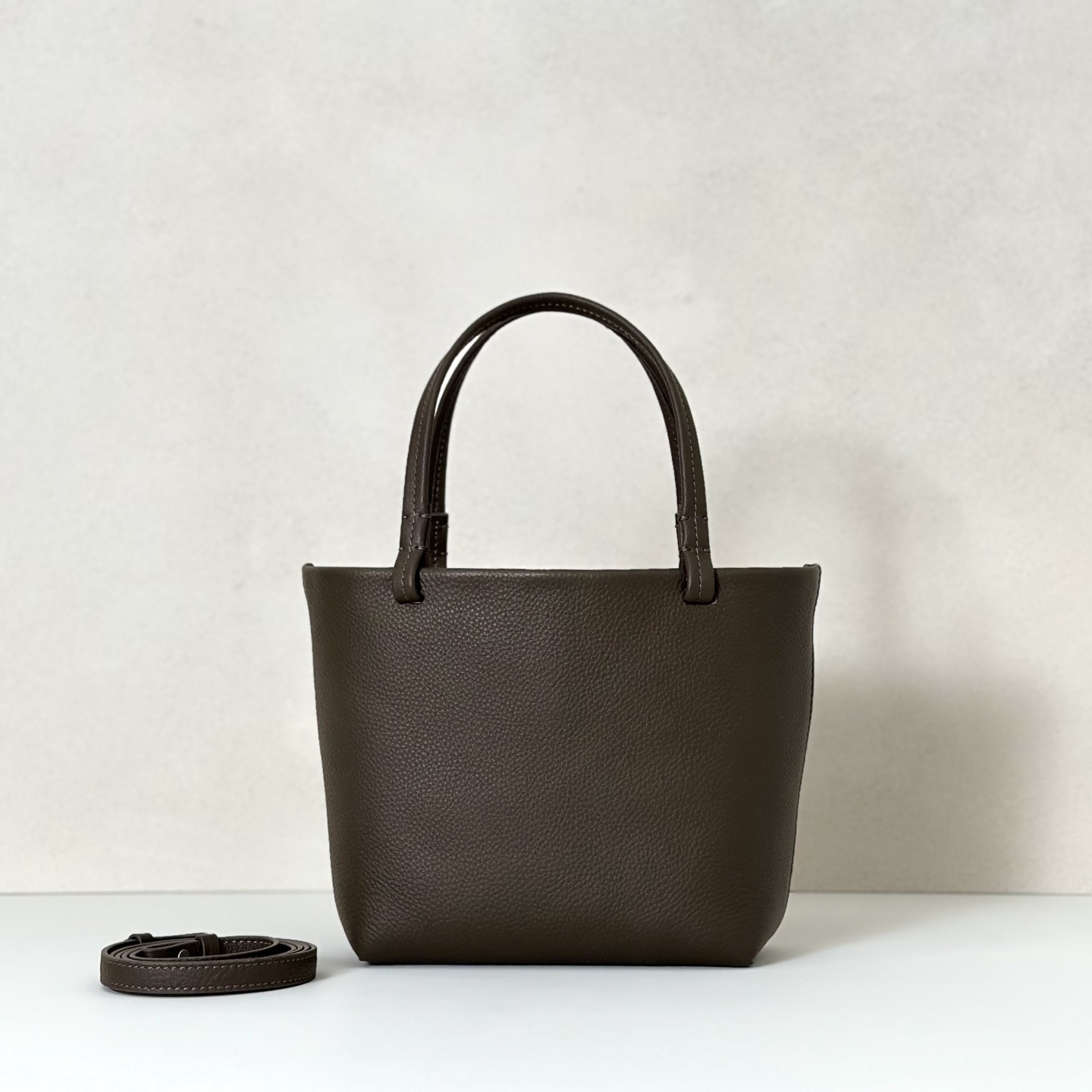 p800。Park Tote Small 小号托特包

纳帕摔/大象灰（w1199）

尺寸:长19cmX高17cmX侧宽9cm