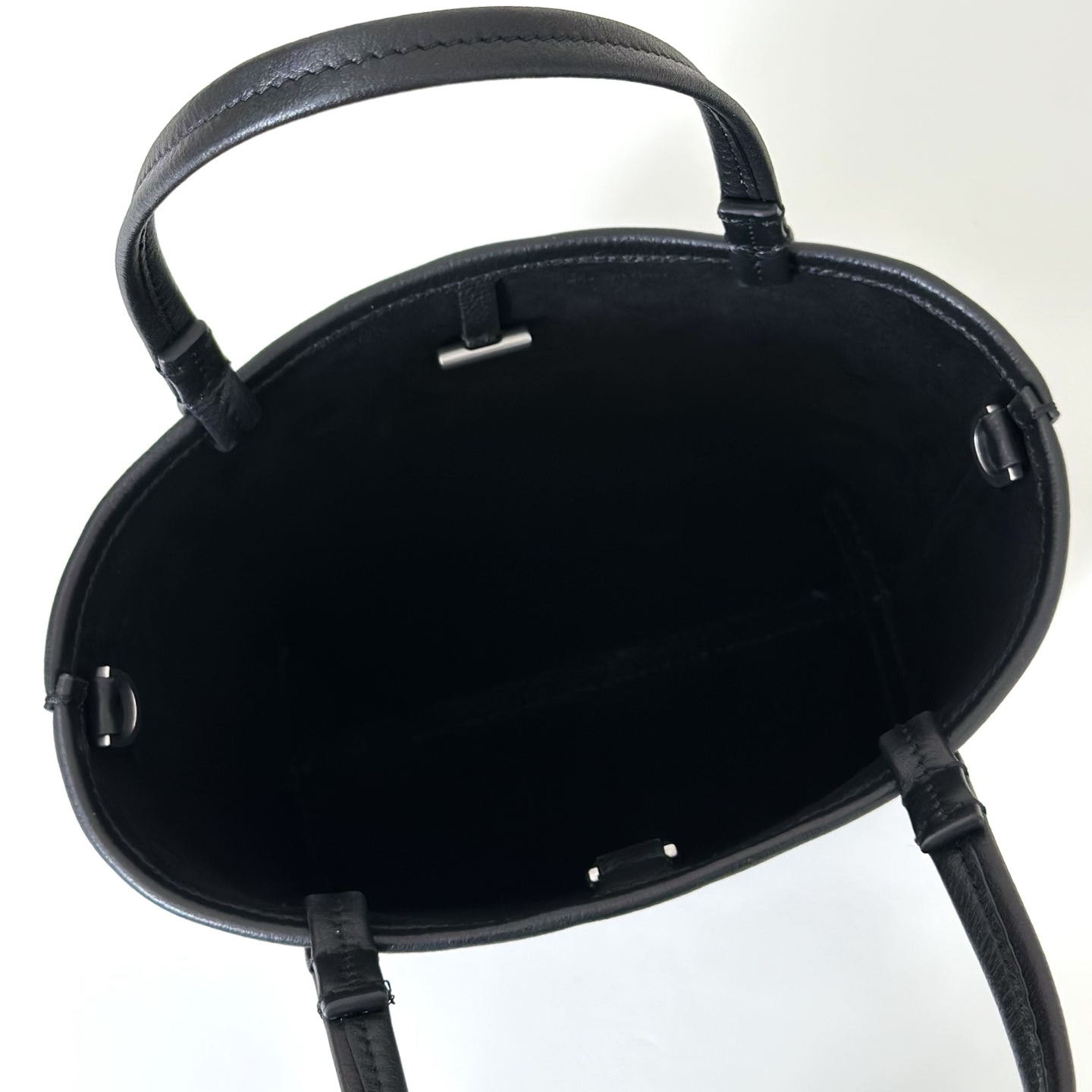 p800。Park Tote Small 小号托特包

纳帕摔/黑色（w1199）

尺寸:长19cmX高17cmX侧宽9cm