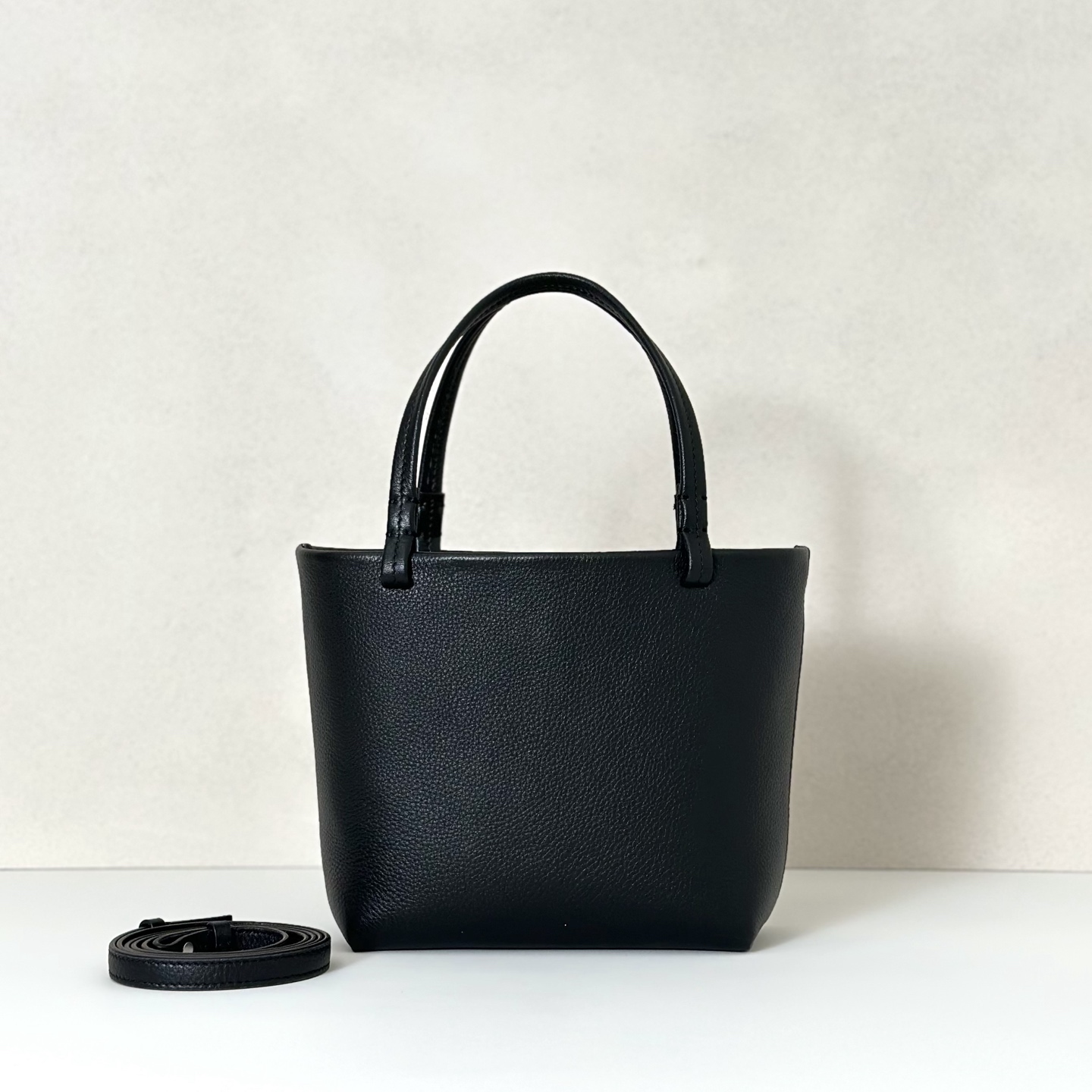 p800。Park Tote Small 小号托特包

纳帕摔/黑色（w1199）

尺寸:长19cmX高17cmX侧宽9cm