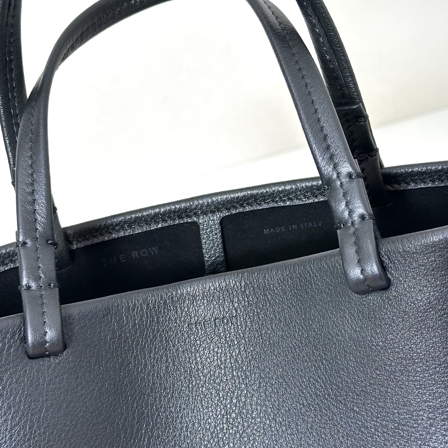 p800。Park Tote Small 小号托特包

纳帕摔/黑色（w1199）

尺寸:长19cmX高17cmX侧宽9cm