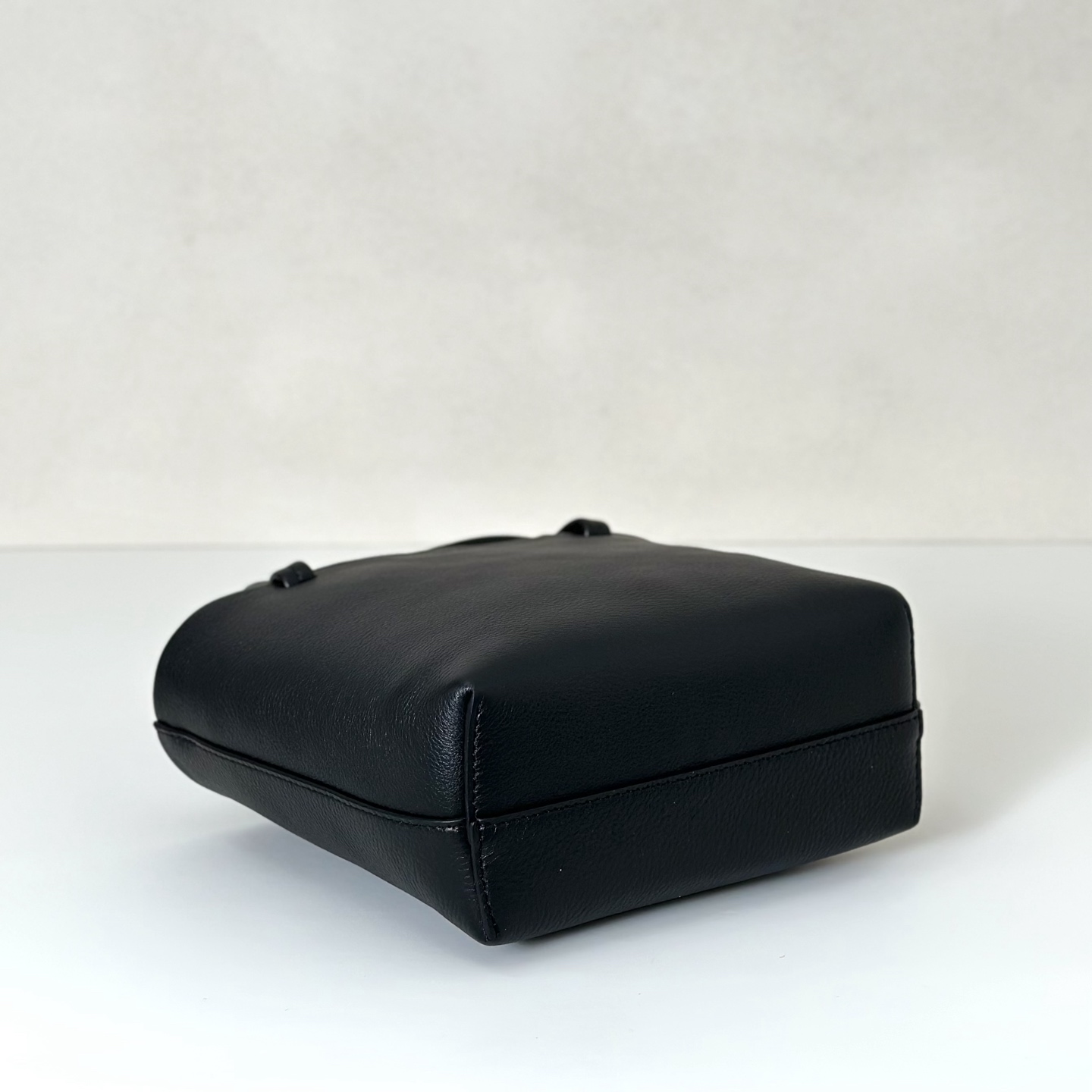 p800。Park Tote Small 小号托特包

纳帕摔/黑色（w1199）

尺寸:长19cmX高17cmX侧宽9cm