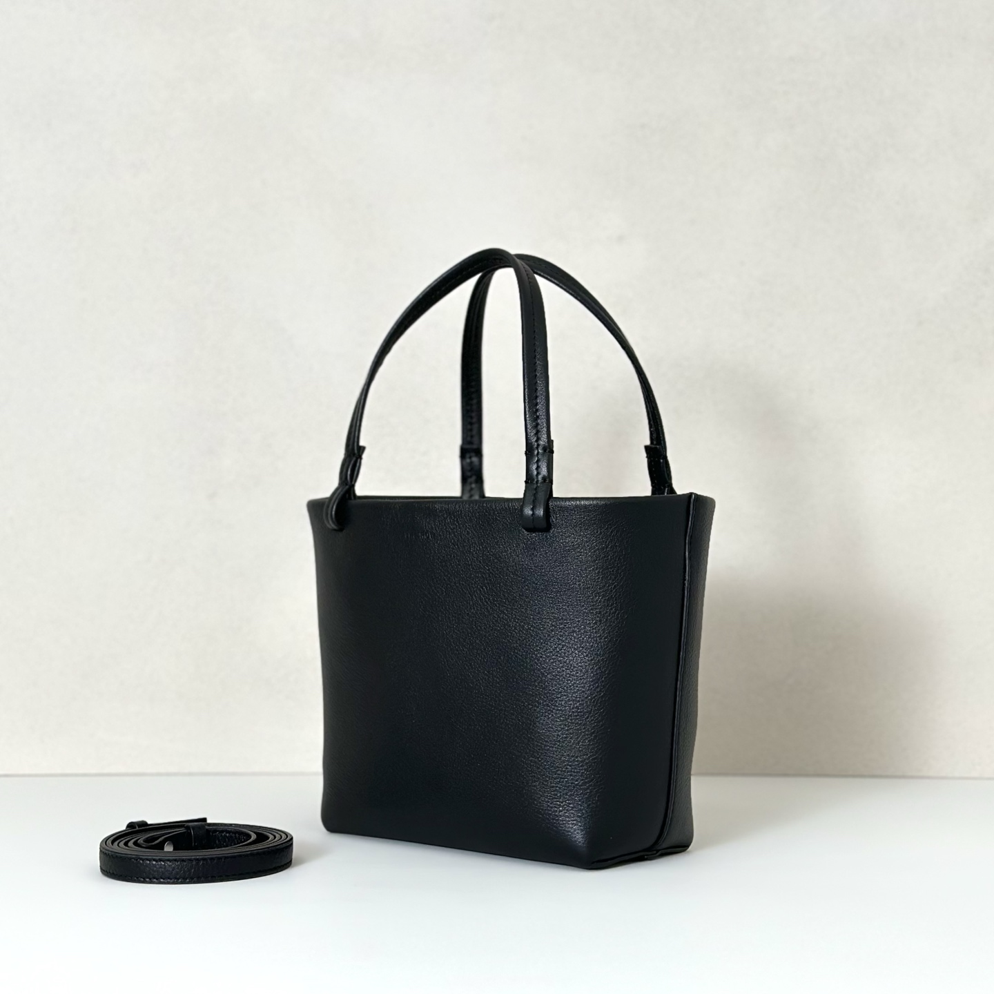 p800。Park Tote Small 小号托特包

纳帕摔/黑色（w1199）

尺寸:长19cmX高17cmX侧宽9cm
