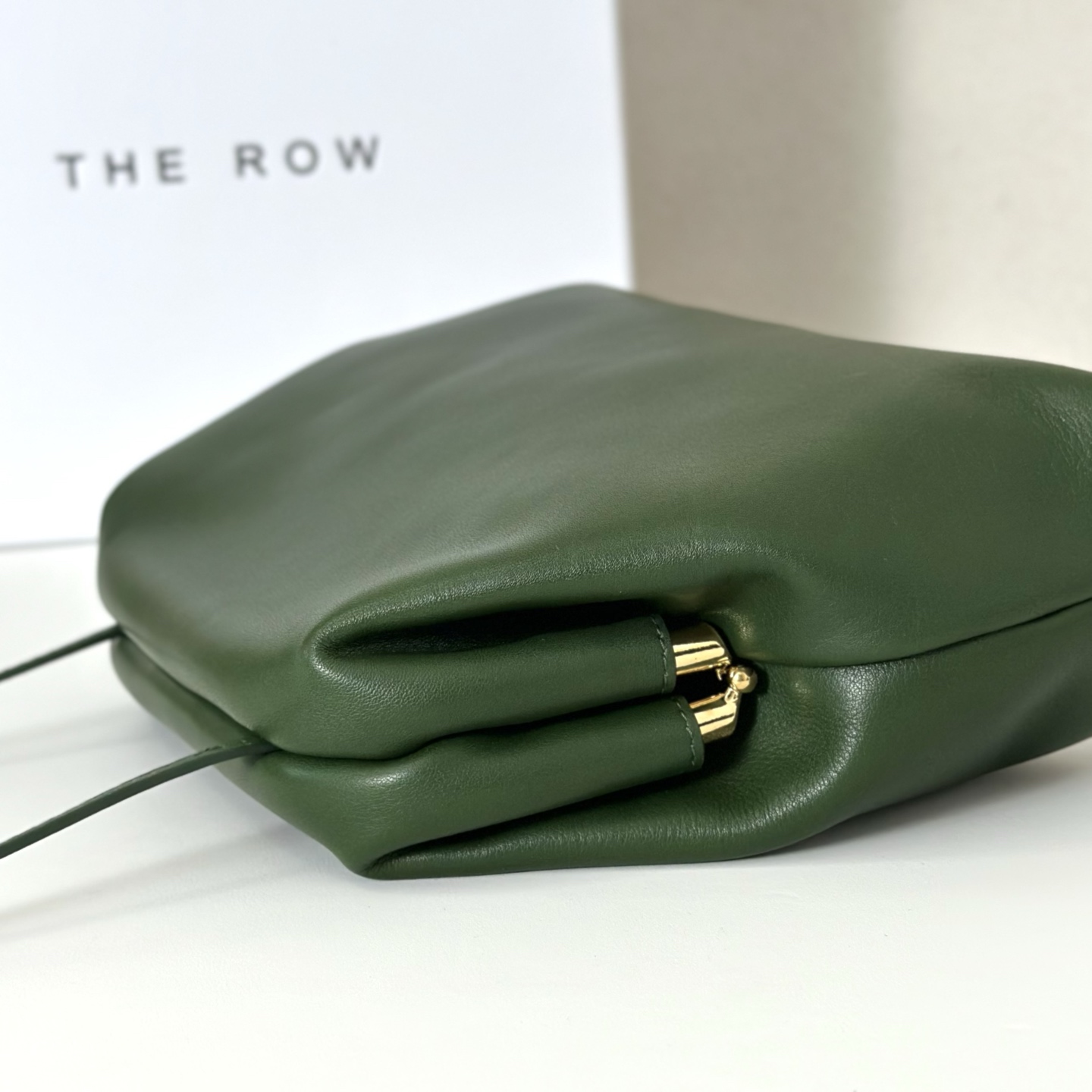 p820。Mira Clutch 夹子包

平纹/青苔色（w1781）

尺寸:长23cmX高18cmX侧宽8cm