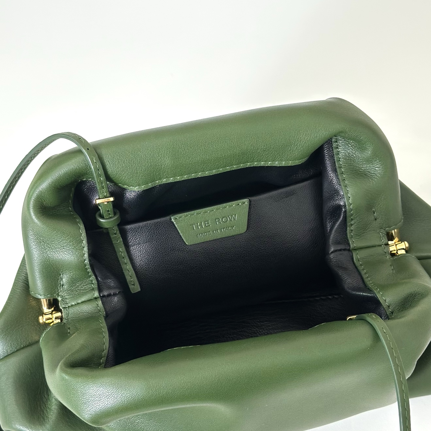 p820。Mira Clutch 夹子包

平纹/青苔色（w1781）

尺寸:长23cmX高18cmX侧宽8cm