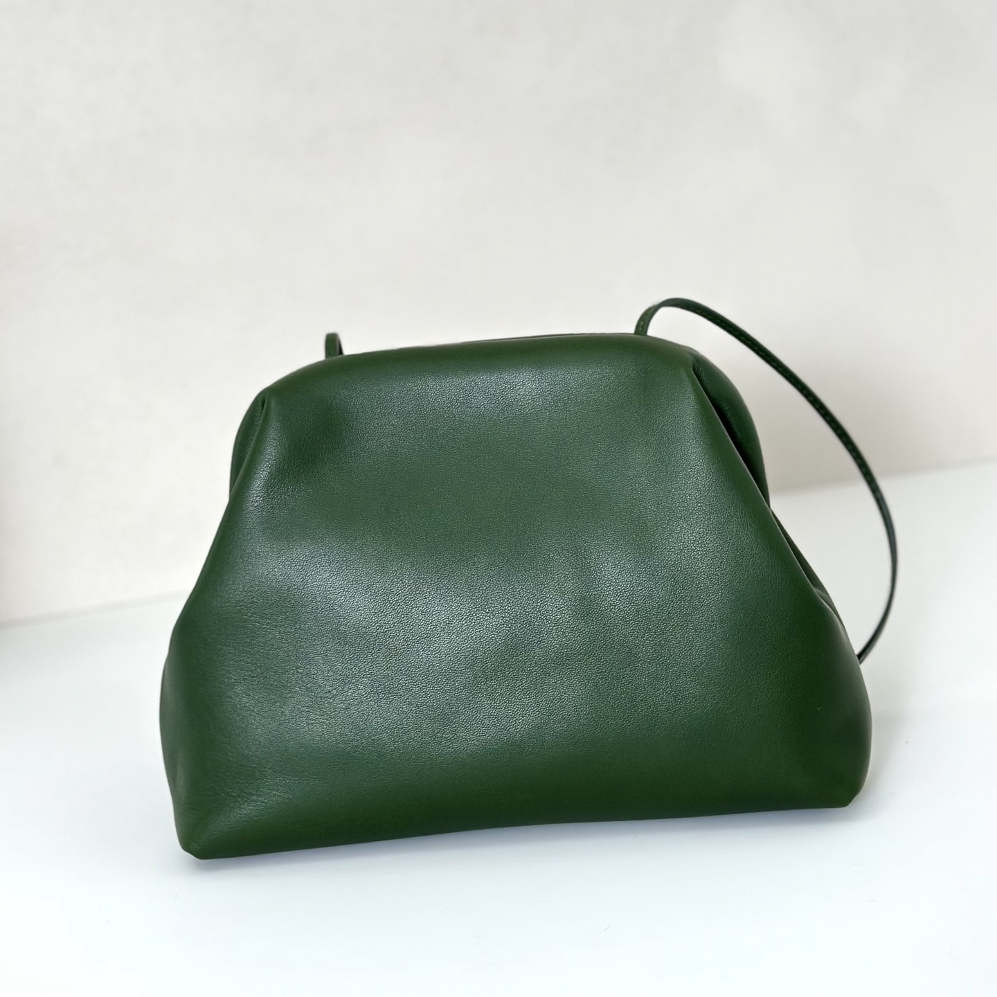 p820。Mira Clutch 夹子包

平纹/青苔色（w1781）

尺寸:长23cmX高18cmX侧宽8cm