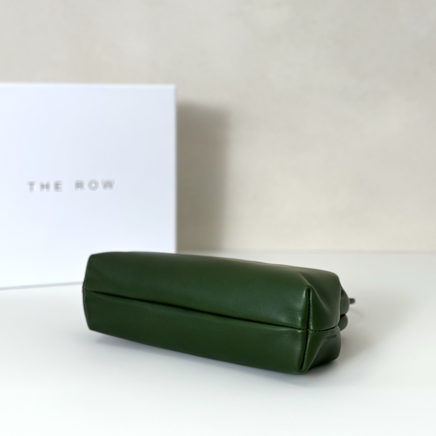 p820。Mira Clutch 夹子包

平纹/青苔色（w1781）

尺寸:长23cmX高18cmX侧宽8cm